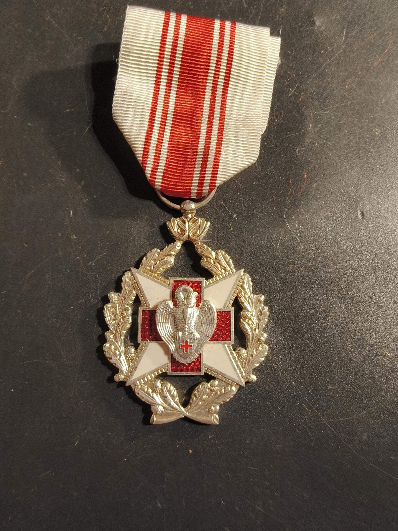 老王徽章第175期 比利时红十字会无偿献血纪念章   花环版