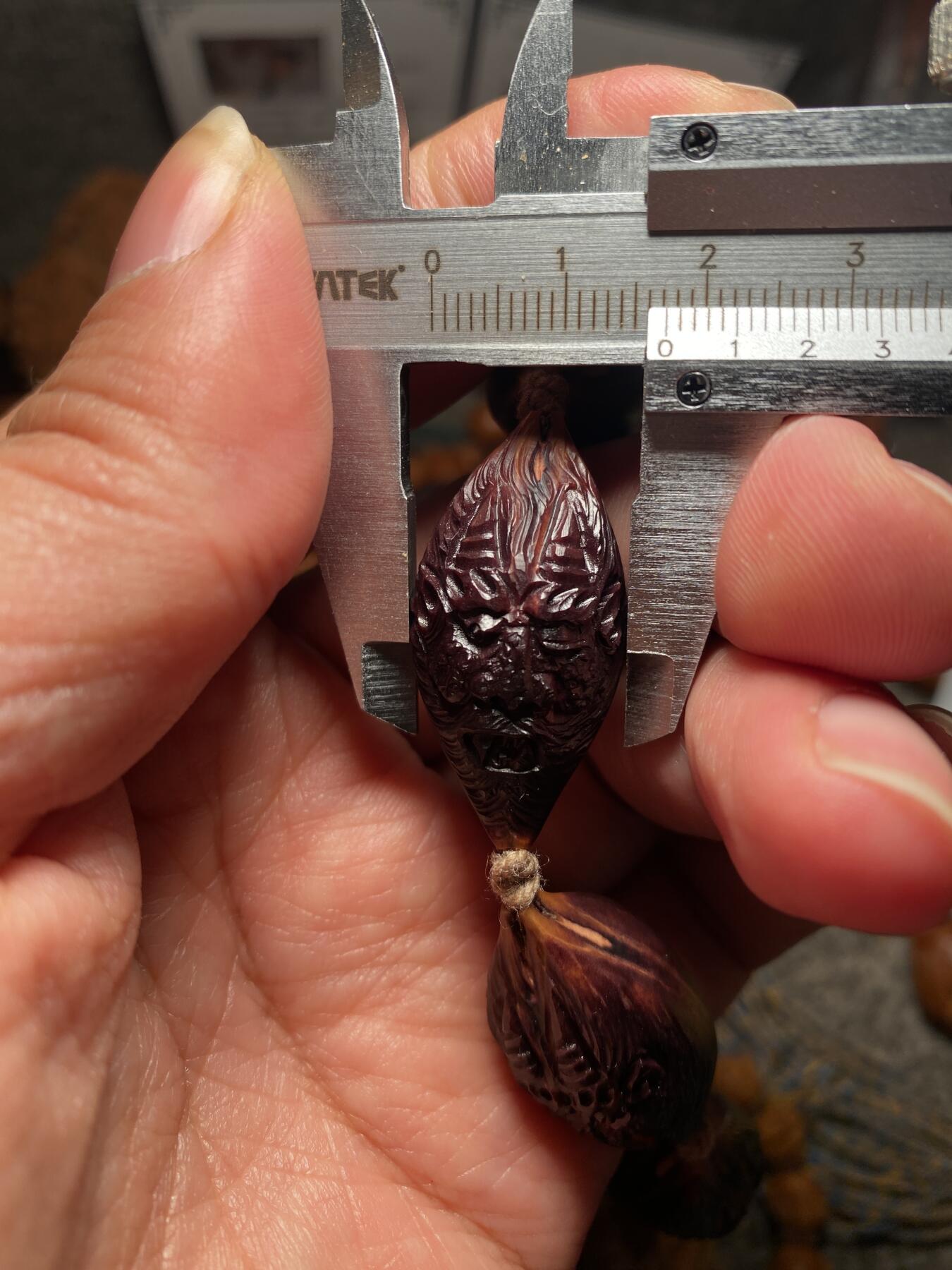 苏工名家王红秋个人作品展示 福利老苏工核雕，纯手工雕刻，紫核老款冥王手串个性十足，等待有缘人，市场无同款，尺寸1。7x3.45喜欢的来呀