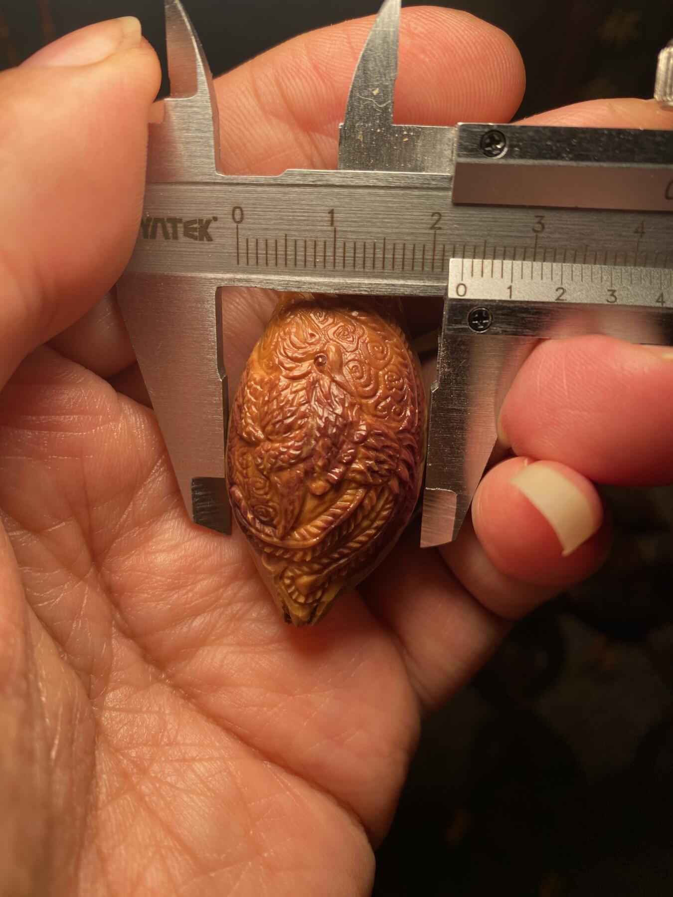 苏工名家王红秋个人作品展示 福利苏工核雕，纯手工雕刻，四花紫皮核凤舞九天，个性十足，紫气祥瑞，等待有缘人，市场无同款，尺寸2。3x4。8喜欢的来