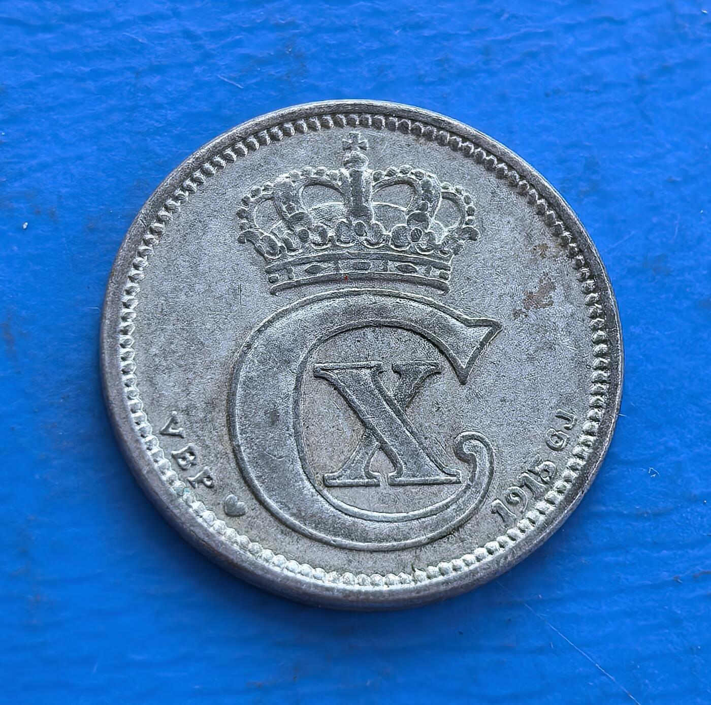 外国优质银币非洲美洲币，周六九点倒数截拍，满百包邮，持续收拍 稀少丹麦1915 年 10 欧尔银币，正面皇冠配王室花押，背面是装饰性面值 “10 ØRE”，北欧王室题材 + 百年年份，银质币具地域文化与历史收藏辨识度。