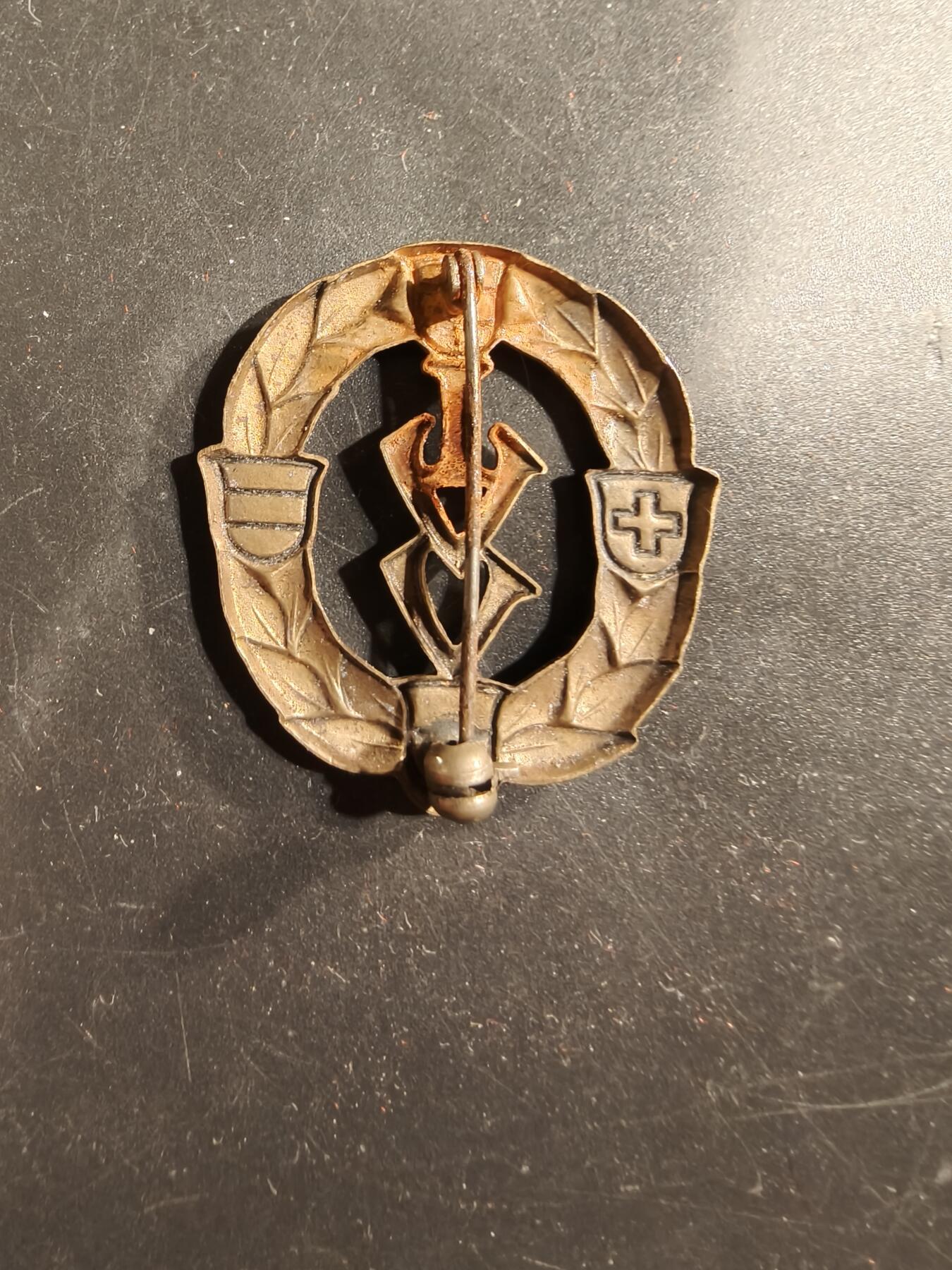 老王徽章第175期 国际大众体育联合会证章        该组织旨在鼓励参与者进行非竞争性的步行、骑自行车、游泳和滑雪等大众体育活动。参与者通过记录簿累计参与活动的次数或行走的距离来获得不同级别的奖项（包括证书、布贴和徽章）   该组织于 1968 年由来自德国、奥地利、瑞士和列支敦士登的俱乐部在林道创立。  