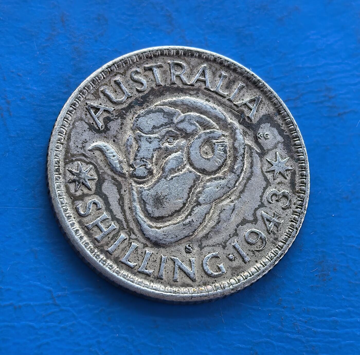外国优质银币非洲美洲币，周六九点倒数截拍，满百包邮，持续收拍 澳大利亚  1943 年1 先令银币5.6克925银纯银价94元，正面是标志性公羊图案，背面为乔治六世头像，二战时期流通币，图案辨识度高，年份明确，是澳币收藏中经典的动物主题品种。