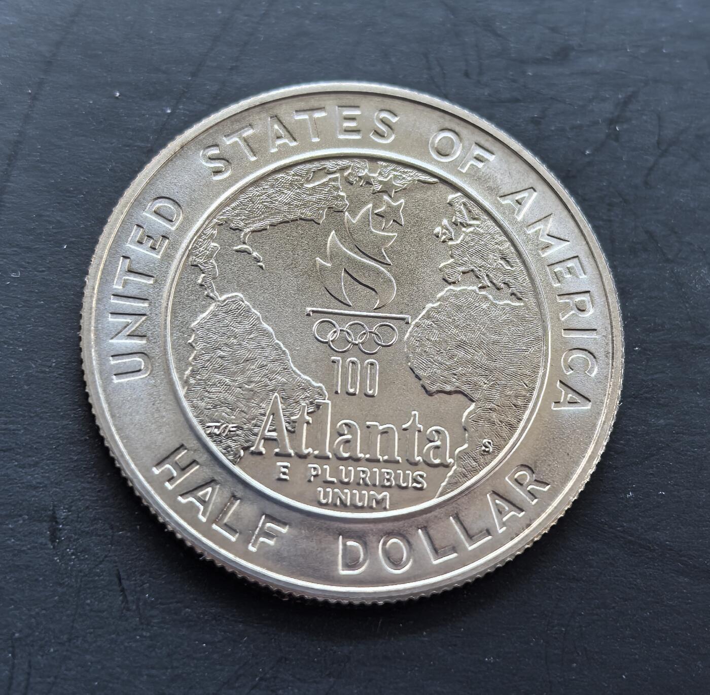 外国优质银币非洲美洲币，周六九点倒数截拍，满百包邮，持续收拍 稀少美国1995 年亚特兰大奥运半元，正面绘男篮竞技场景，背面展奥运火炬与世界地图，关联百年奥运赛事，精制币细节鲜活，具体育纪念与收藏价值。