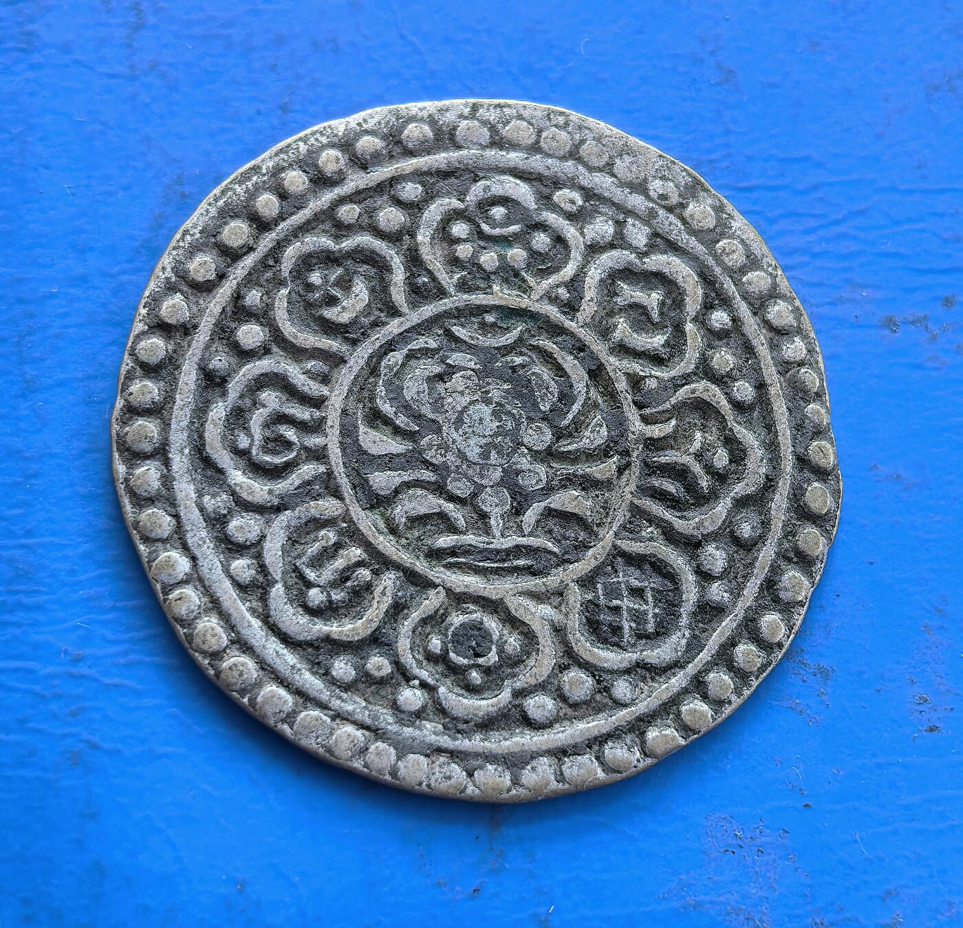 外国优质银币非洲美洲币，周六九点倒数截拍，满百包邮，持续收拍 藏传银币，正面饰莲花、吉祥结等宗教纹样，背面围列藏文，纹样精美且具民族宗教特色，版式独特，是藏区流通币中艺术与文化价值兼具的品种。