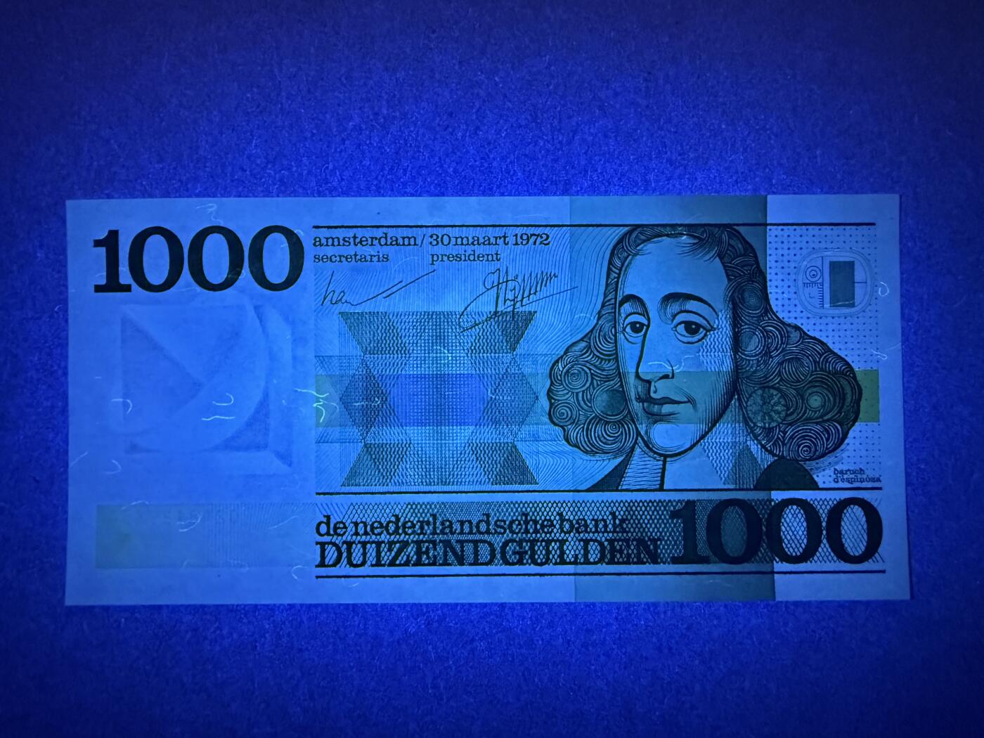 《艾美收藏》第228期-1.11周日外币精品 荷兰1000盾 AU 人像版斯宾诺莎 中间有道不明显的暗折(肉眼几乎不可见) 无4 汇率近4000元