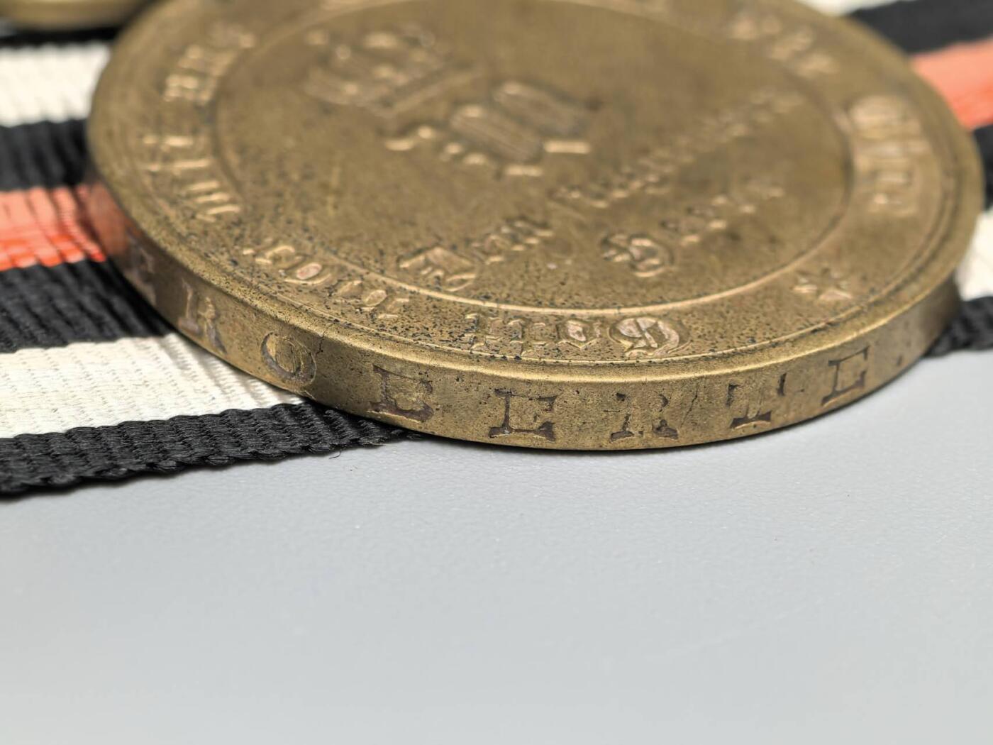 小驴勋章奖章收藏1月10日周六晚六点拍卖（珍爱和平，收藏战争，铭记历史，勿忘国耻，忠党爱国。有偿代拍，送拍规则在简介最后，参拍须阅读规则后再参拍，关系到运费包装发货时效真假辨别等关键信息，拍卖时不再发原图，看大图店主微信码在拍卖店铺介绍里）