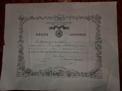 凯旋世界勋赏（第21期冬季大拍）（欢迎送拍）（对拍品有疑问请询问客服，不接受到手刀，出价默认拍品品相。请认真阅读拍卖规则！出价默认已认可！）（收到货请录制开箱视频，无视频概不处理问题。） - 1939年法国农业部颁发的农业功绩勋章骑士勋位证书，是表彰农业领域从业者的国家级行业荣誉凭证