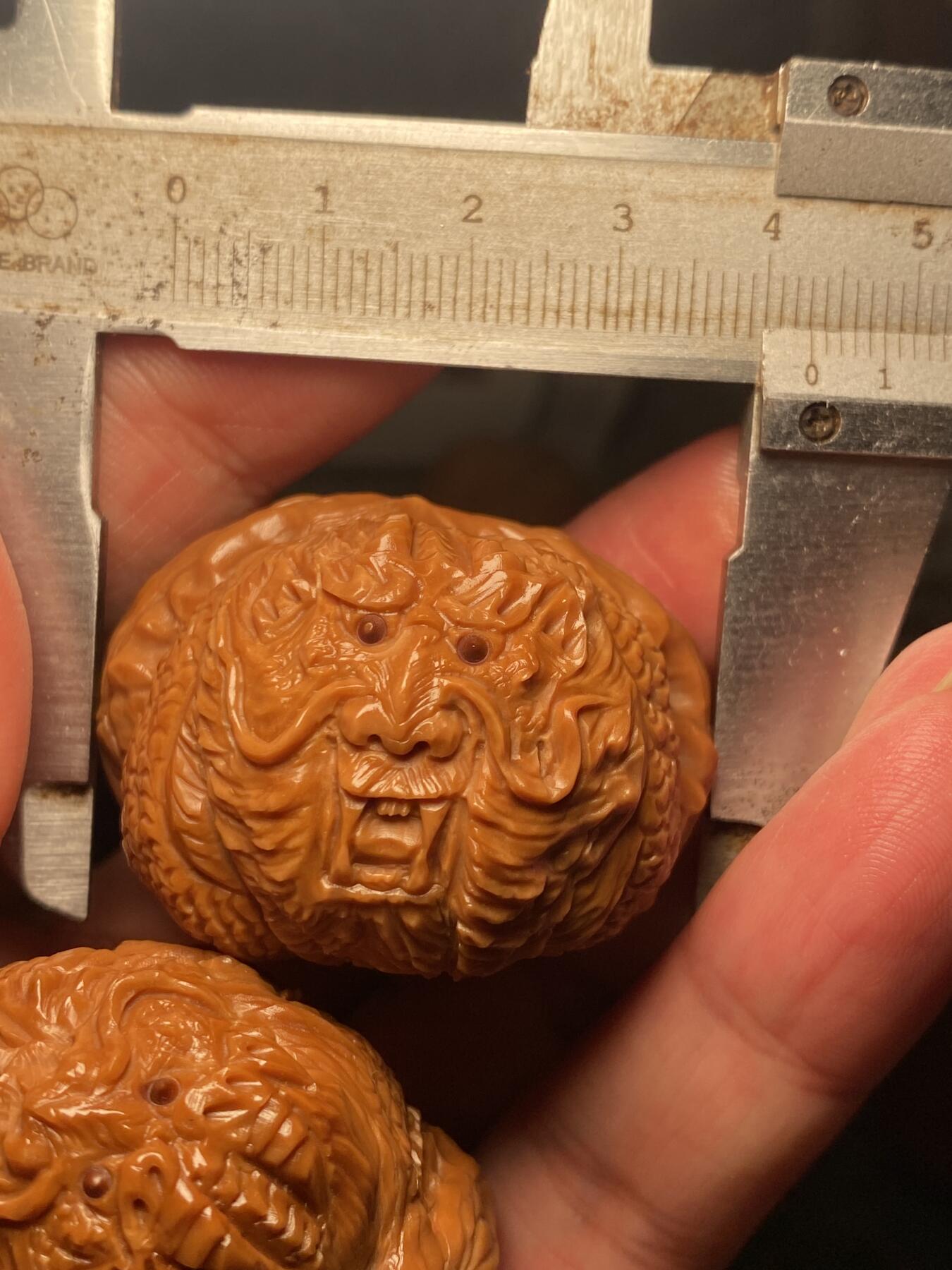 苏工名家王红秋个人作品展示 福利苏工核雕，纯手工核桃雕刻双龙戏珠一对个性十足，等待有缘人，市场无同款，尺寸4。3喜欢的来