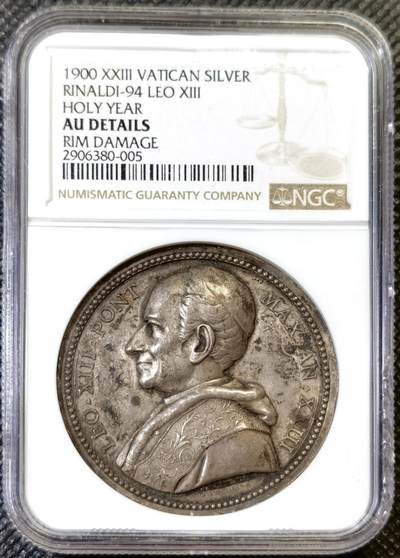 “甄选寰宇 · 臻藏岁华”新年精品场（直播拍卖）-甄臻铺-世界币章拍卖（第47期）送拍享返佣金等优惠多多 - NGC-AUD 梵蒂冈（教皇国）1900年利奥十三世银章，直径：44mm，重量：35g 。这枚银章由雕刻师弗朗西斯科•比安奇创作，正面是教皇利奥十三世的半身像，背面描绘了开启圣门大典的场景。正面描绘：教皇利奥十三世的半身像，以及在银章上刻有拉丁文“教皇利奥十三世23年（LEO XIII PONT MAX AN XXIIL）”，作者签名“BIANCHI”。背面描绘：教皇带领枢机主教、总主教、主教及信