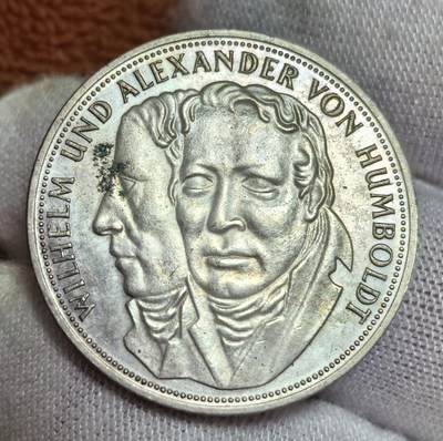外国优质银币非洲美洲币，周六九点倒数截拍，满百包邮，持续收拍 - 西德早期少见1967 年 5 马克纪念币11.2克纯银价126元，正面是威廉与洪堡兄弟双像，背面是联邦鹰徽，题材纪念学术名人，年份明确，币面细节清晰，兼具历史与收藏价值。