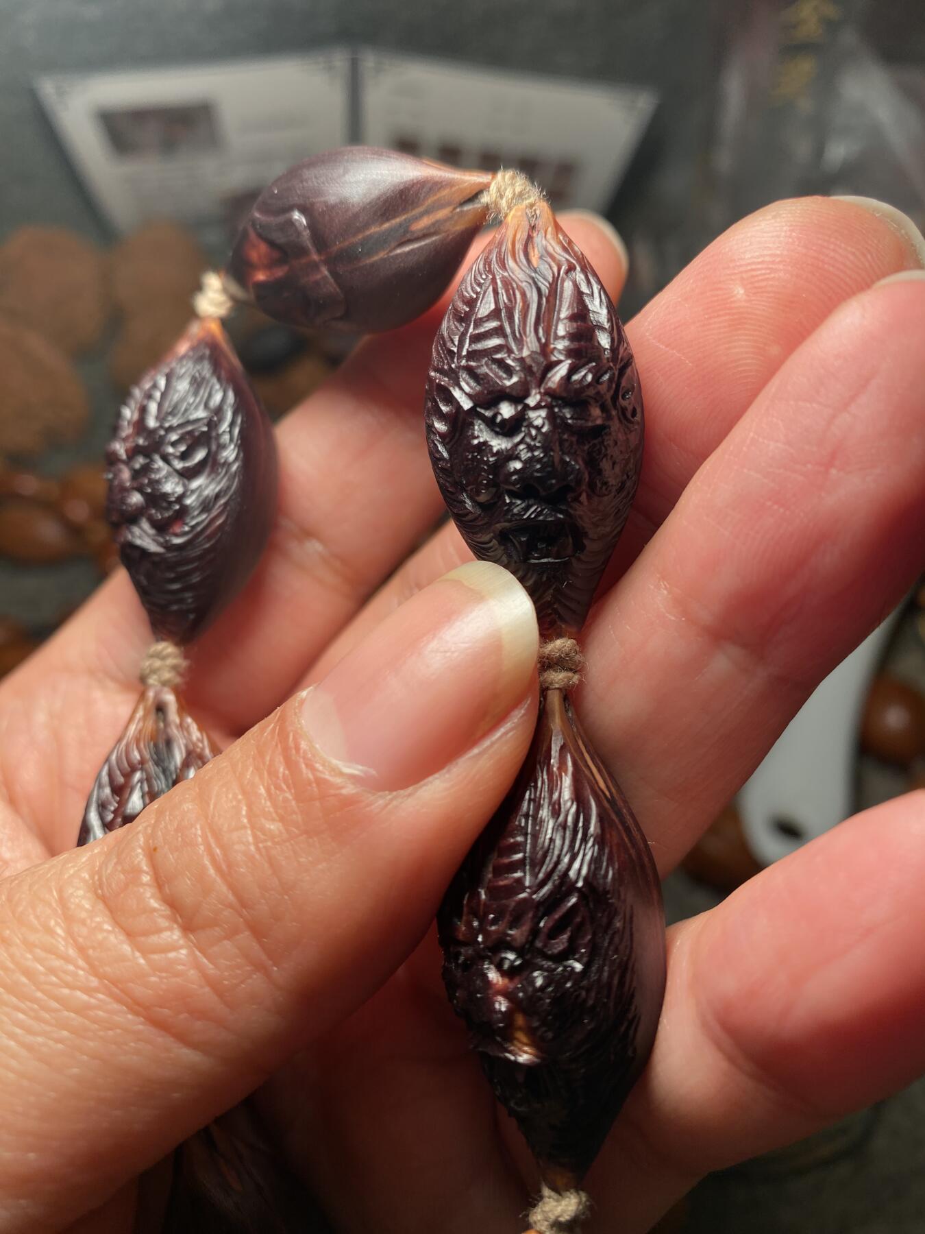 苏工名家王红秋个人作品展示 福利老苏工核雕，纯手工雕刻，紫核老款冥王手串个性十足，等待有缘人，市场无同款，尺寸1。7x3.45喜欢的来呀