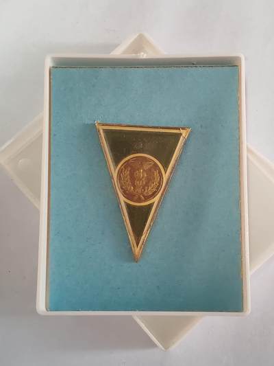 韵星假日拍卖第三十六期 -- Rimey Holidays Auction 36 - 民主德国海因里希·劳海关管理学院毕业证章带原盒 少见公务员校徽