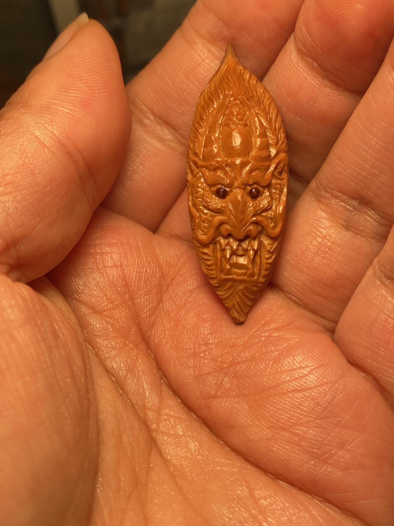 苏工名家王红秋个人作品展示 苏工核雕纯手工雕刻，超长二花瑞龙单籽，个性十足，市场无同款，尺寸1。7x4.88喜欢的来