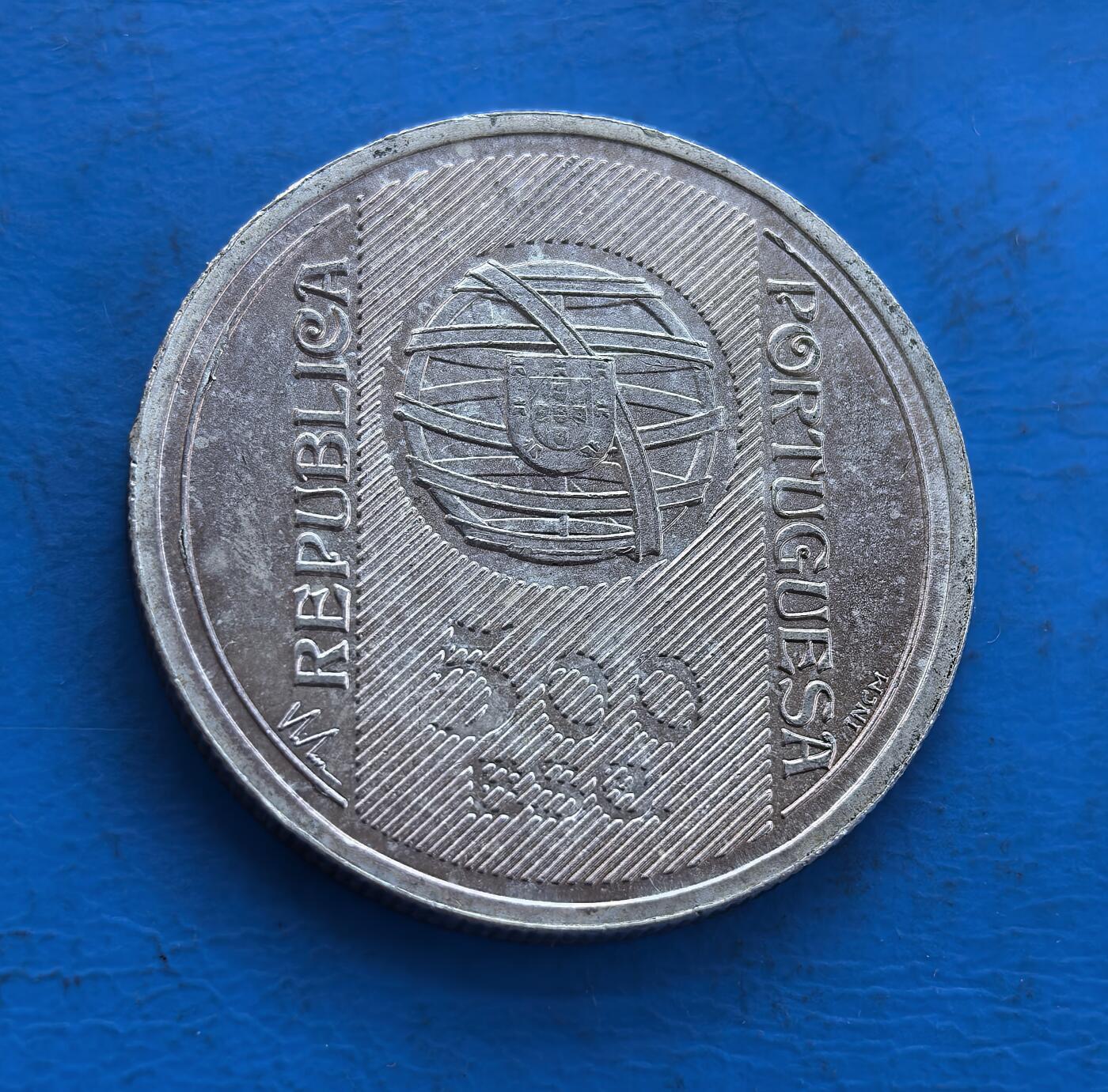 外国优质银币非洲美洲币，周六九点倒数截拍，满百包邮，持续收拍 葡萄牙共和国纪念银币，正面是带国徽的球形纹章，背面是 “葡萄牙银行” 主题的女神浮雕，设计现代且具葡国文化标识，纪念题材 + 独特纹饰提升收藏辨识度。