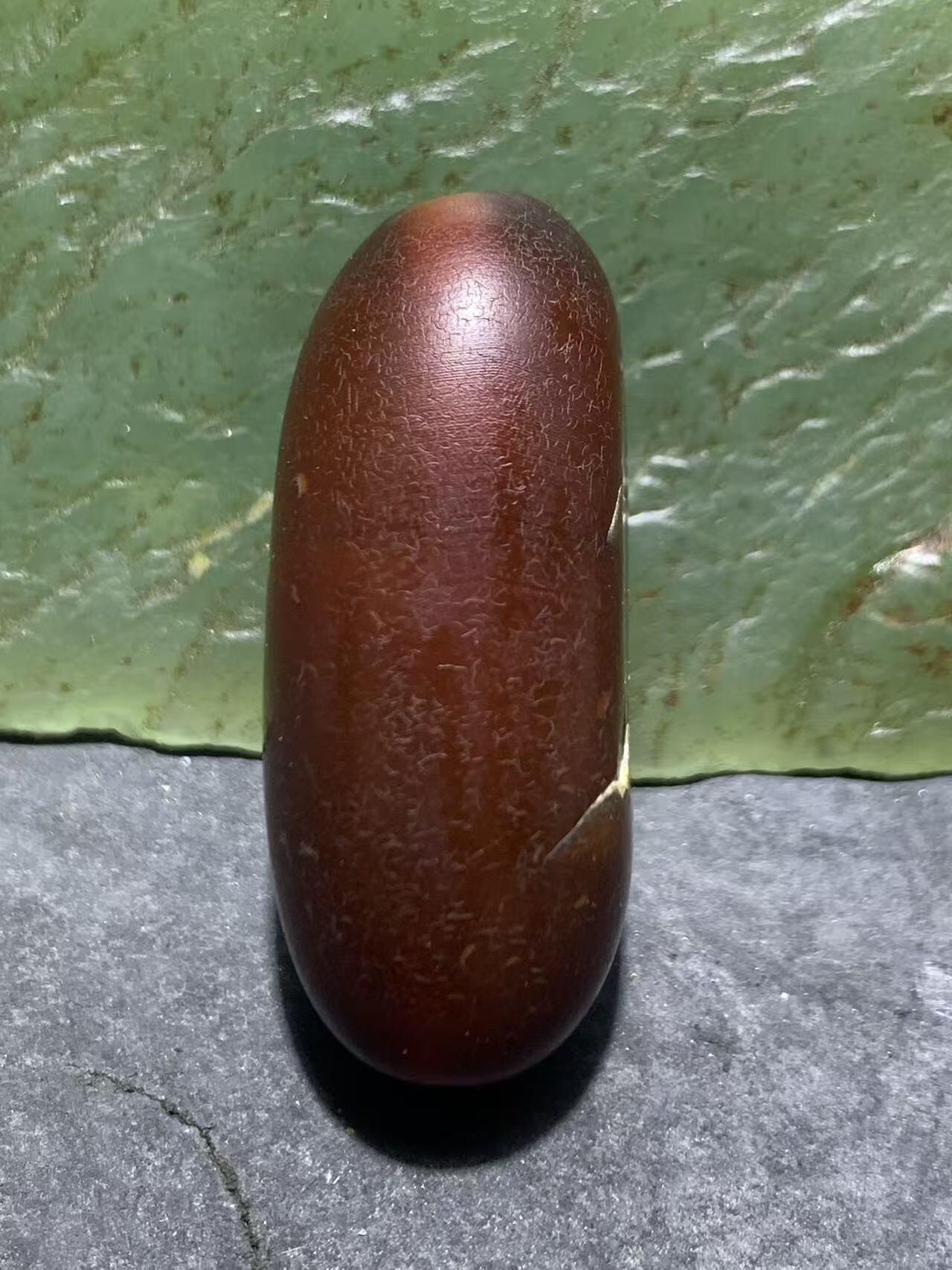 高玉化酒红色玛瑙瑕疵随形桶珠一颗，