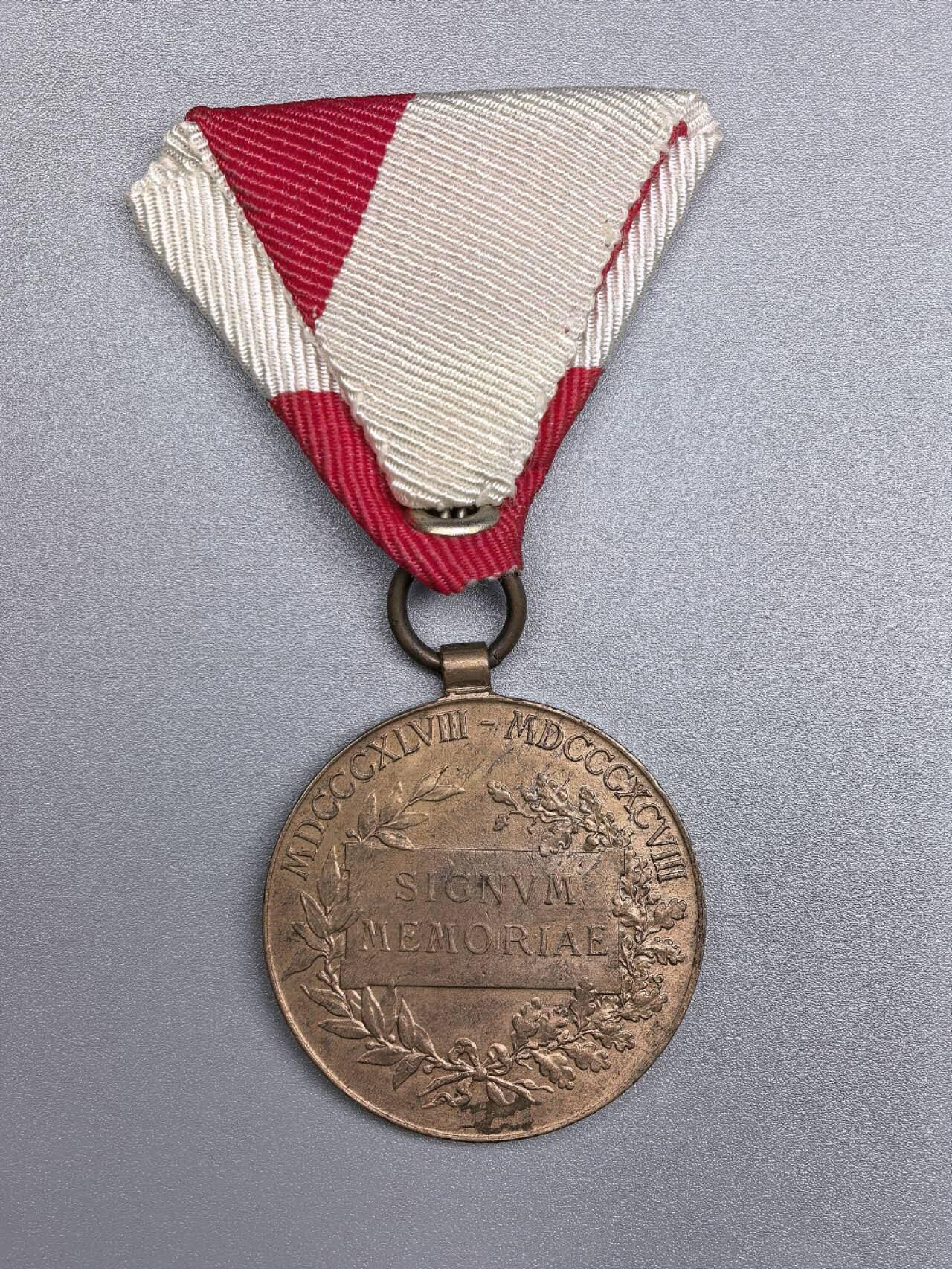 小驴勋章奖章收藏1月10日周六晚六点拍卖（珍爱和平，收藏战争，铭记历史，勿忘国耻，忠党爱国。有偿代拍，送拍规则在简介最后，参拍须阅读规则后再参拍，关系到运费包装发货时效真假辨别等关键信息，拍卖时不再发原图，看大图店主微信码在拍卖店铺介绍里）