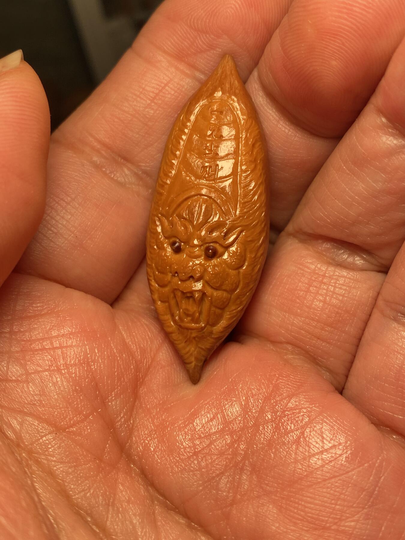 苏工名家王红秋个人作品展示 苏工核雕纯手工雕刻，超长二花黑白无常单籽，个性十足，市场无同款，尺寸1。8x4。8喜欢的来