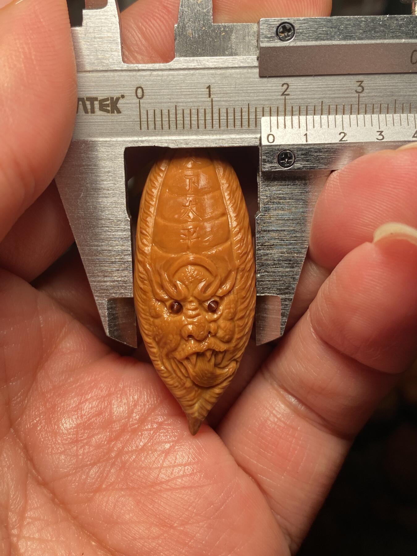 苏工名家王红秋个人作品展示 苏工核雕纯手工雕刻，超长二花黑白无常单籽，个性十足，市场无同款，尺寸1。8x4。8喜欢的来