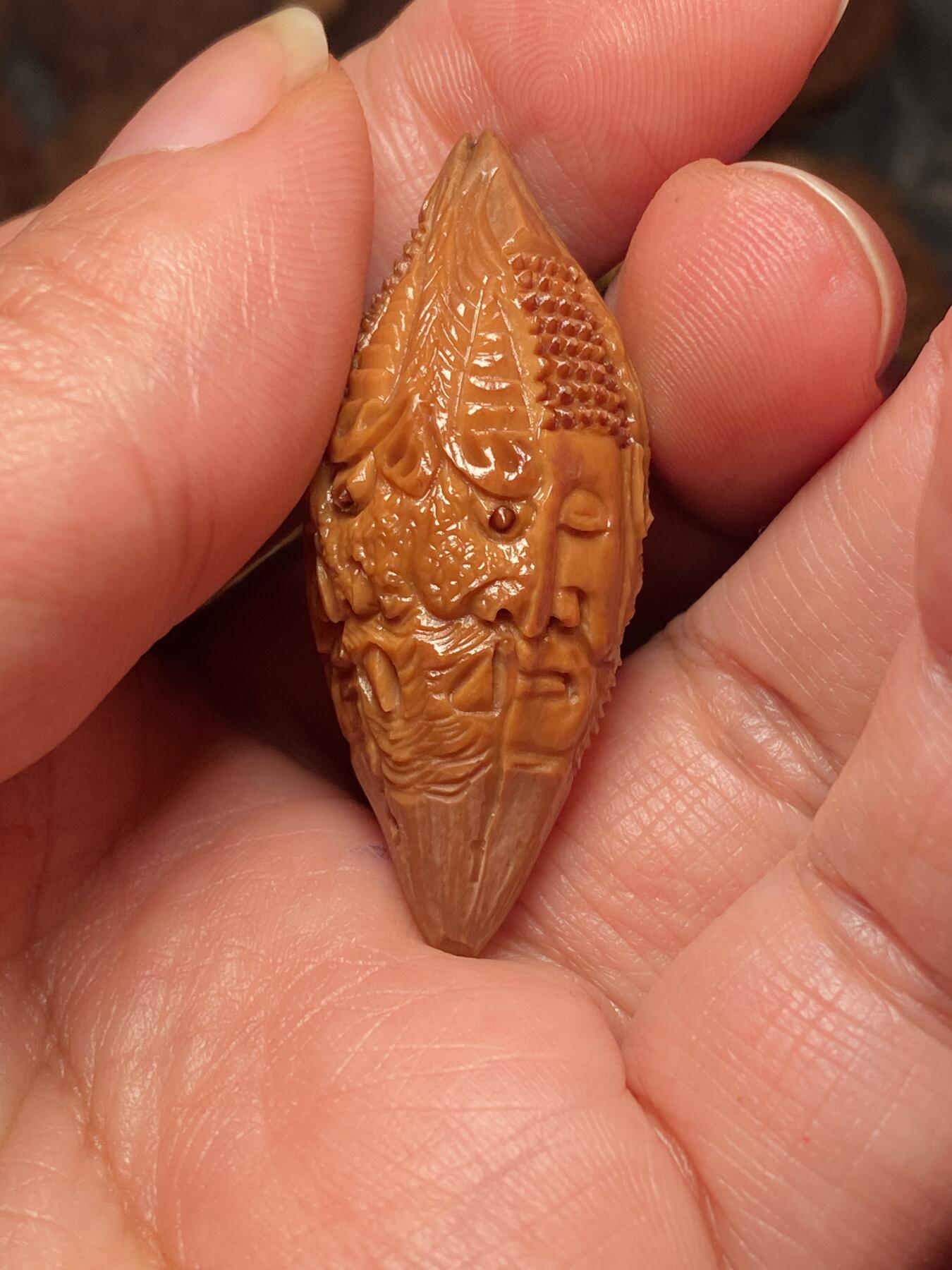 苏工名家王红秋个人作品展示 福利苏工核雕，纯手工雕刻，四花梅林大核佛魔一念四个表情，个性十足，等待有缘人，市场无同款，尺寸2。05x4.55喜欢的来