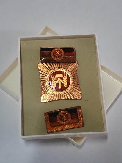 韵星假日拍卖第三十六期 -- Rimey Holidays Auction 36 - 民主德国集体劳动模范奖章带原盒五次略