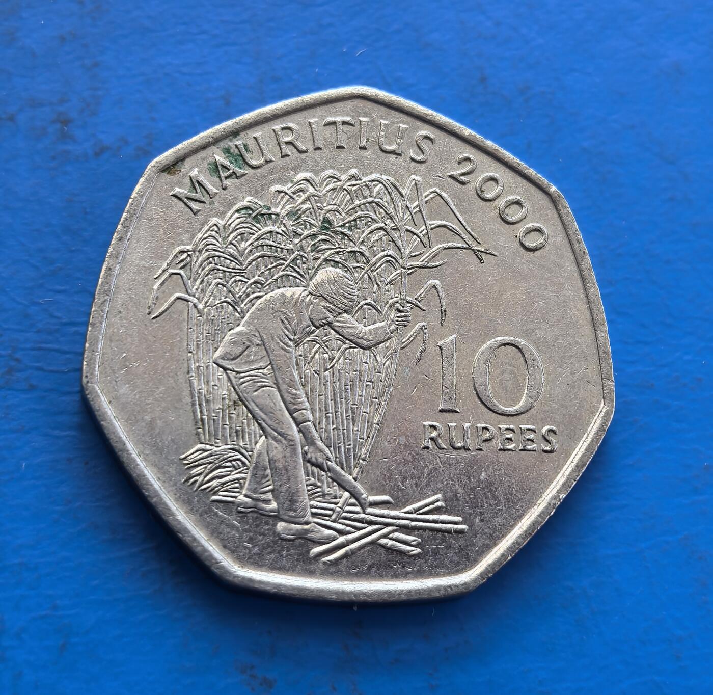 外国优质银币非洲美洲币，周六九点倒数截拍，满百包邮，持续收拍 毛里求斯 10 卢比币，八角形币，正面绘甘蔗劳作场景（其核心产业），背面印名人像，兼具国家经济符号与人物纪念意义，地域特色鲜明。