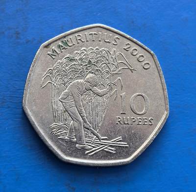 外国优质银币非洲美洲币，周六九点倒数截拍，满百包邮，持续收拍 - 毛里求斯 10 卢比币，八角形币，正面绘甘蔗劳作场景（其核心产业），背面印名人像，兼具国家经济符号与人物纪念意义，地域特色鲜明。