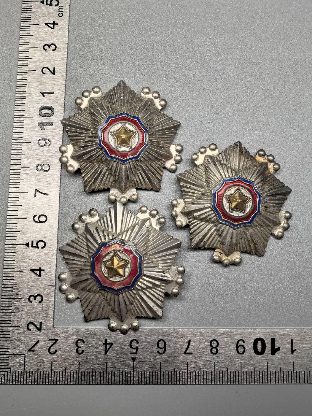 小驴勋章奖章收藏1月10日周六晚六点拍卖（珍爱和平，收藏战争，铭记历史，勿忘国耻，忠党爱国。有偿代拍，送拍规则在简介最后，参拍须阅读规则后再参拍，关系到运费包装发货时效真假辨别等关键信息，拍卖时不再发原图，看大图店主微信码在拍卖店铺介绍里）