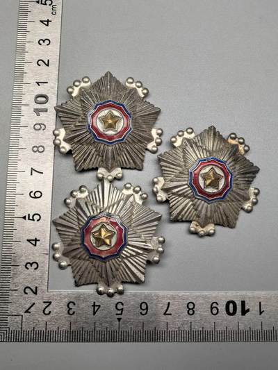 小驴勋章奖章收藏1月10日周六晚六点拍卖（珍爱和平，收藏战争，铭记历史，勿忘国耻，忠党爱国。有偿代拍，送拍规则在简介最后，参拍须阅读规则后再参拍，关系到运费包装发货时效真假辨别等关键信息，拍卖时不再发原图，看大图店主微信码在拍卖店铺介绍里） - 朝鲜三级国旗勋章3枚