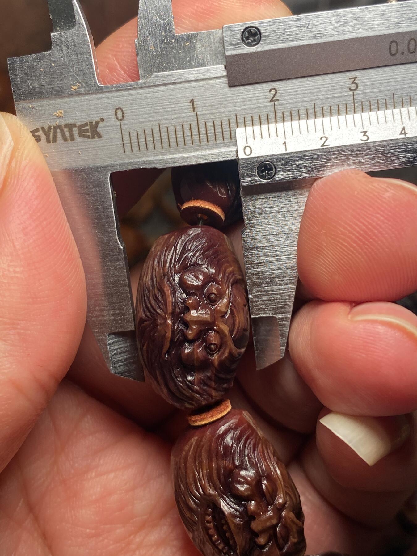 苏工名家王红秋个人作品展示 福利老苏工核雕，纯手工雕刻，紫核老款钟馗百态手串个性十足，等待有缘人，市场无同款，尺寸1。6x2.45喜欢的来呀