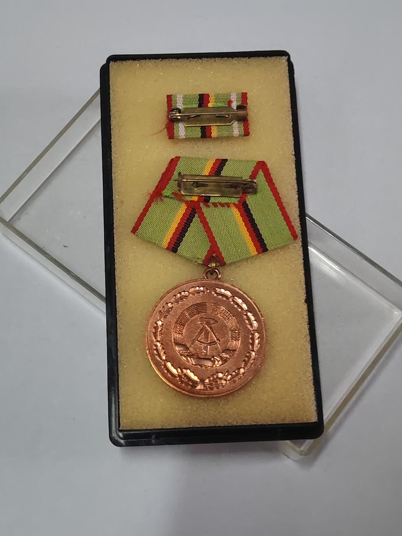 韵星假日拍卖第三十六期 -- Rimey Holidays Auction 36 民主德国铜级内务部功绩奖章带原盒略