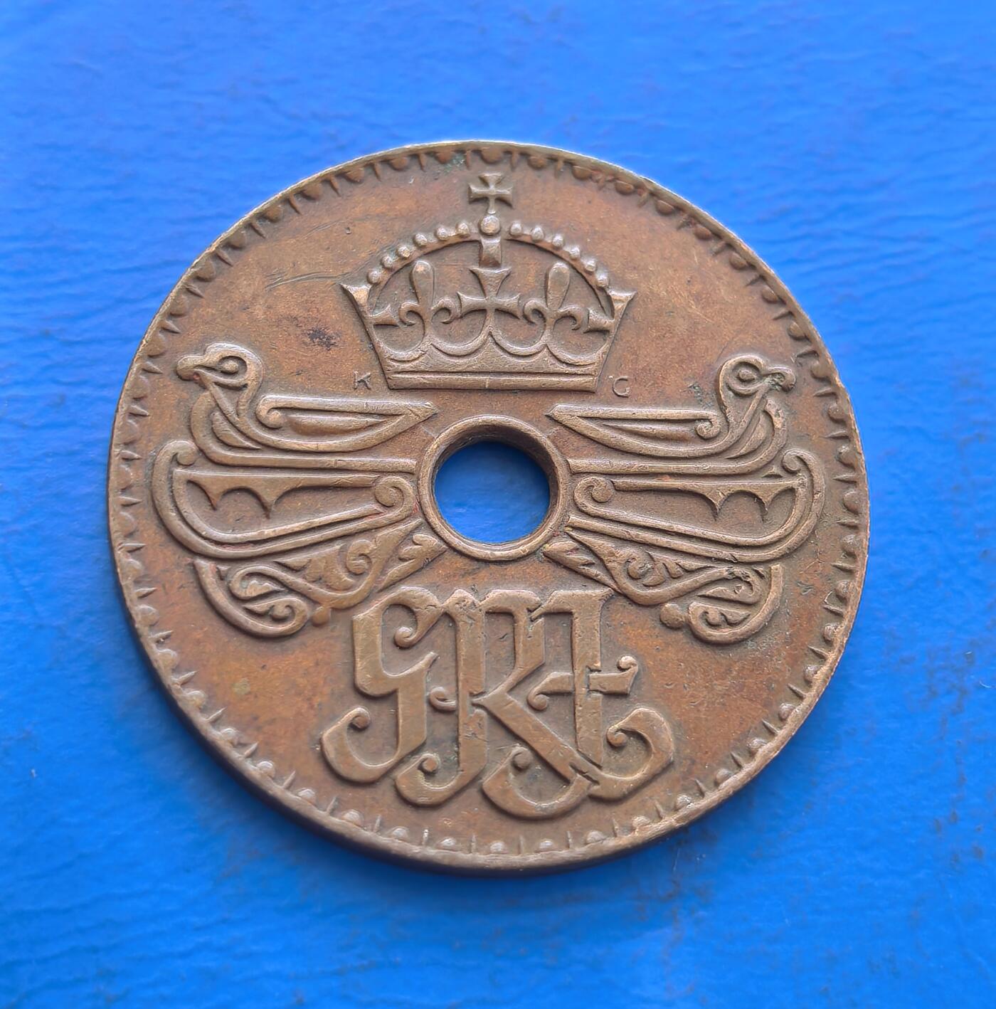 外国优质银币非洲美洲币，周六九点倒数截拍，满百包邮，持续收拍 极美品1938 年英属新几内亚 1 便士硬币，带圆孔设计，币面融殖民纹饰与王室标识，属英属太平洋领地货币，风格具殖民货币特色，是大洋洲殖民币收藏品类。