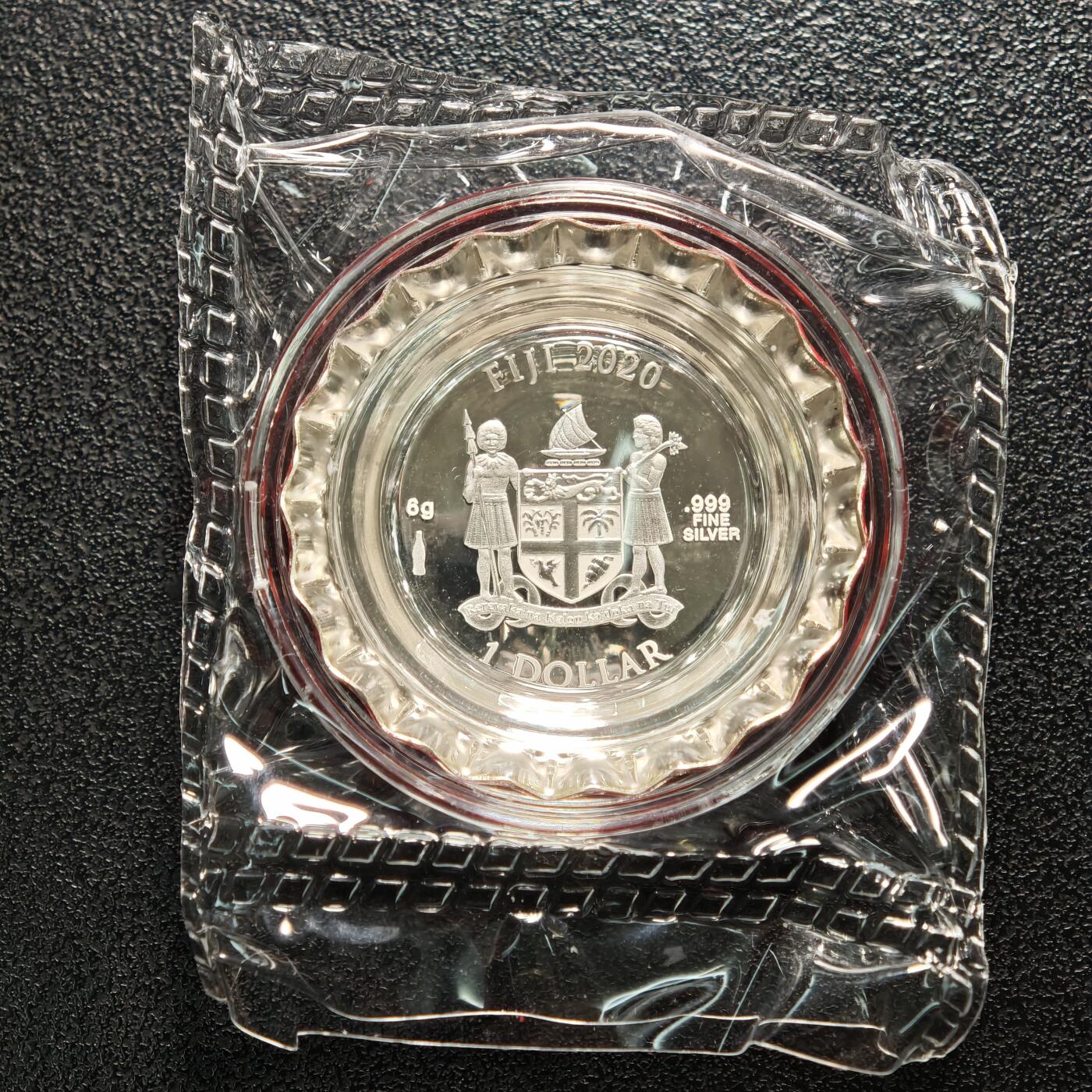 【德藏】世界币章拍卖第161期 2020年 斐济可口可乐(中文)1元异形纪念银币 原盒 6g 999银