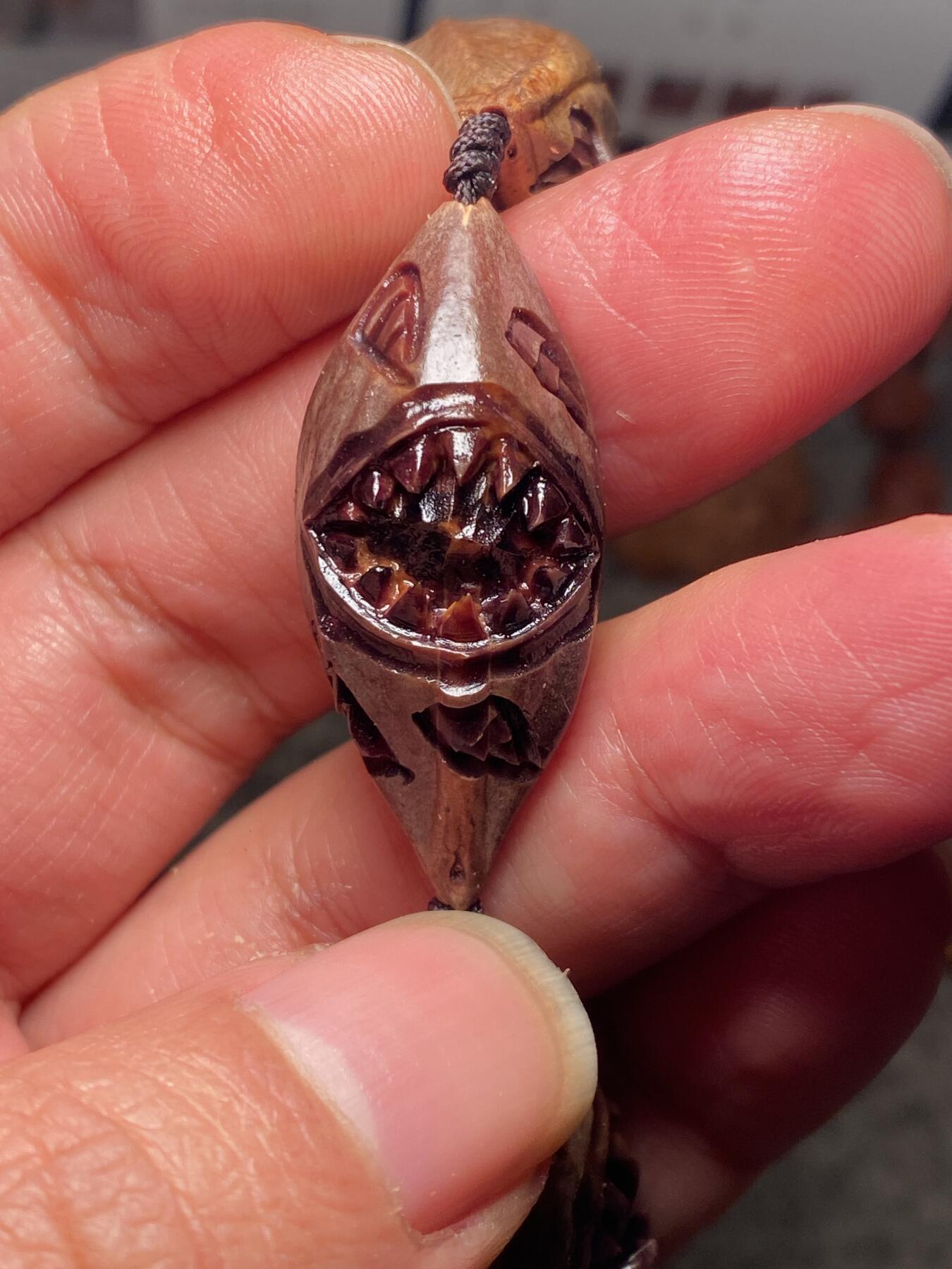 苏工名家王红秋个人作品展示 福利老苏工核雕，纯手工雕刻，紫核吞噬手串个性十足，等待有缘人，市场无同款，尺寸1。7x3.7喜欢的来