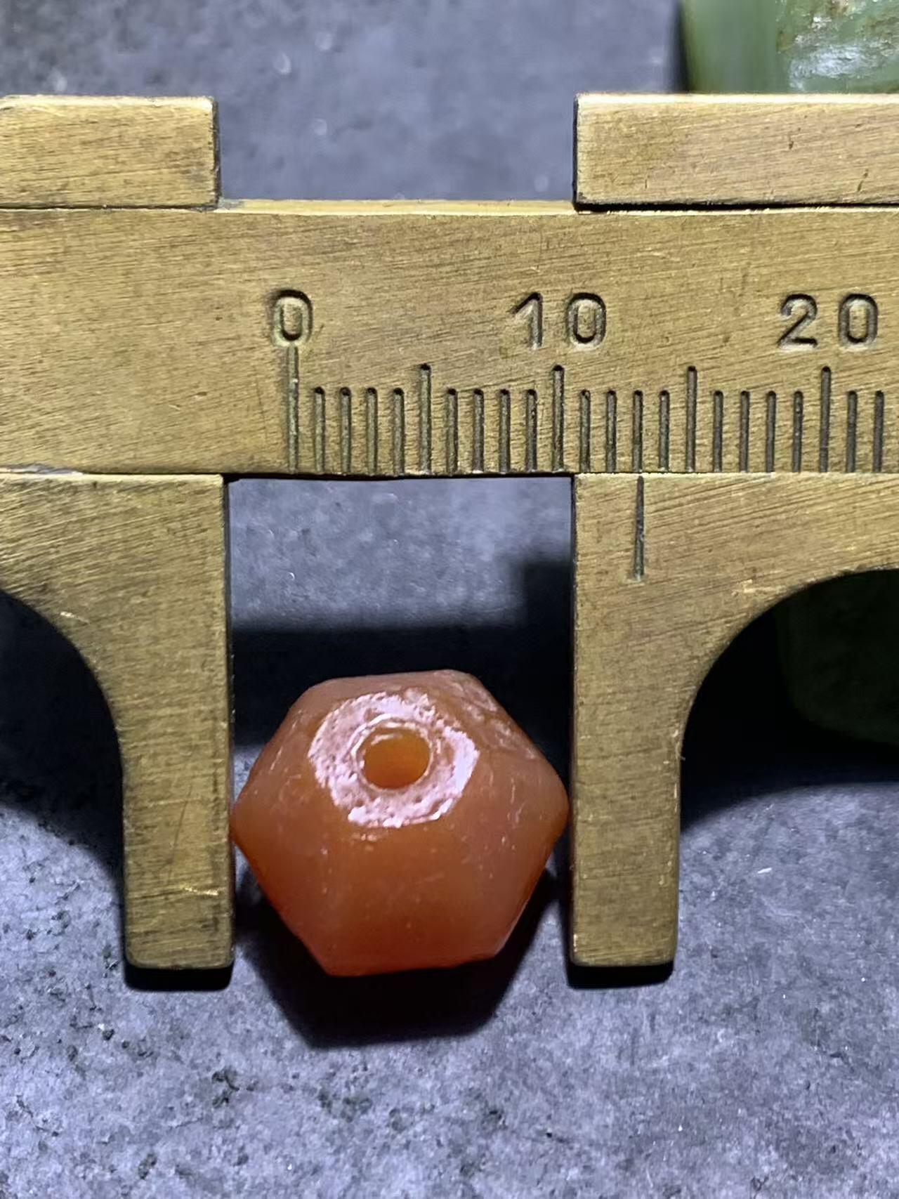 高玉化风化纹酒红玛瑙六棱通货随形南瓜算盘珠一颗，