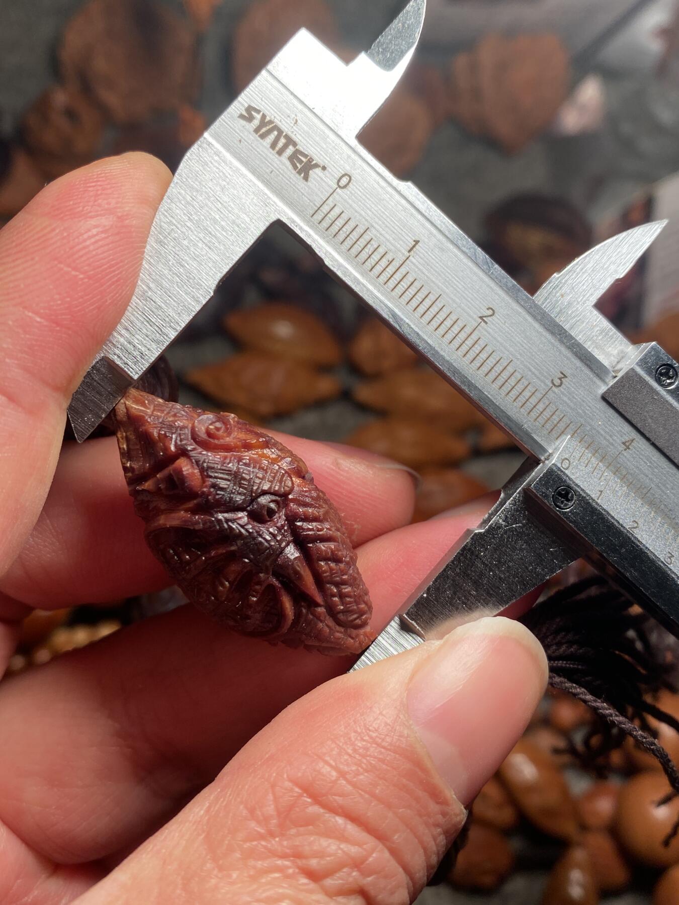 苏工名家王红秋个人作品展示 福利老苏工核雕，纯手工雕刻，紫核老款吉祥如意手串个性十足，等待有缘人，市场无同款，尺寸1。68x3.6喜欢的来呀