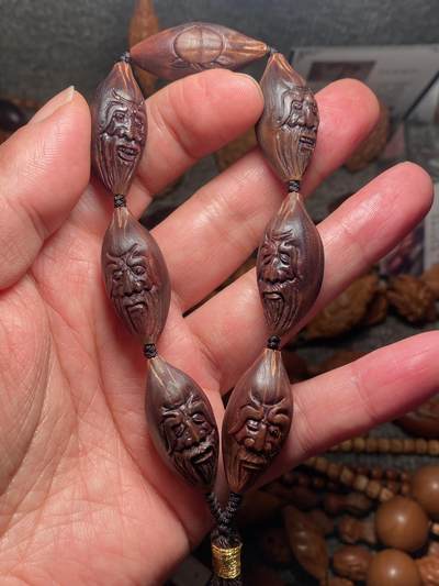 苏工名家王红秋个人作品展示 - 福利老苏工核雕，纯手工雕刻，紫核老款南极仙翁百态手串个性十足，等待有缘人，市场无同款，尺寸1。55x3.4喜欢的来呀