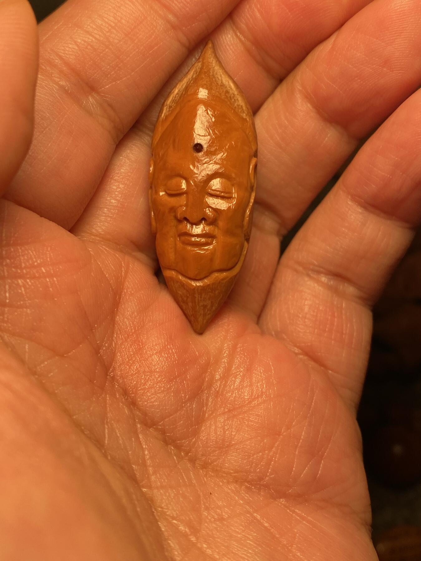 苏工名家王红秋个人作品展示 苏工核雕纯手工雕刻，超长二花静思单籽，个性十足，市场无同款，尺寸1。7x4.75喜欢的来