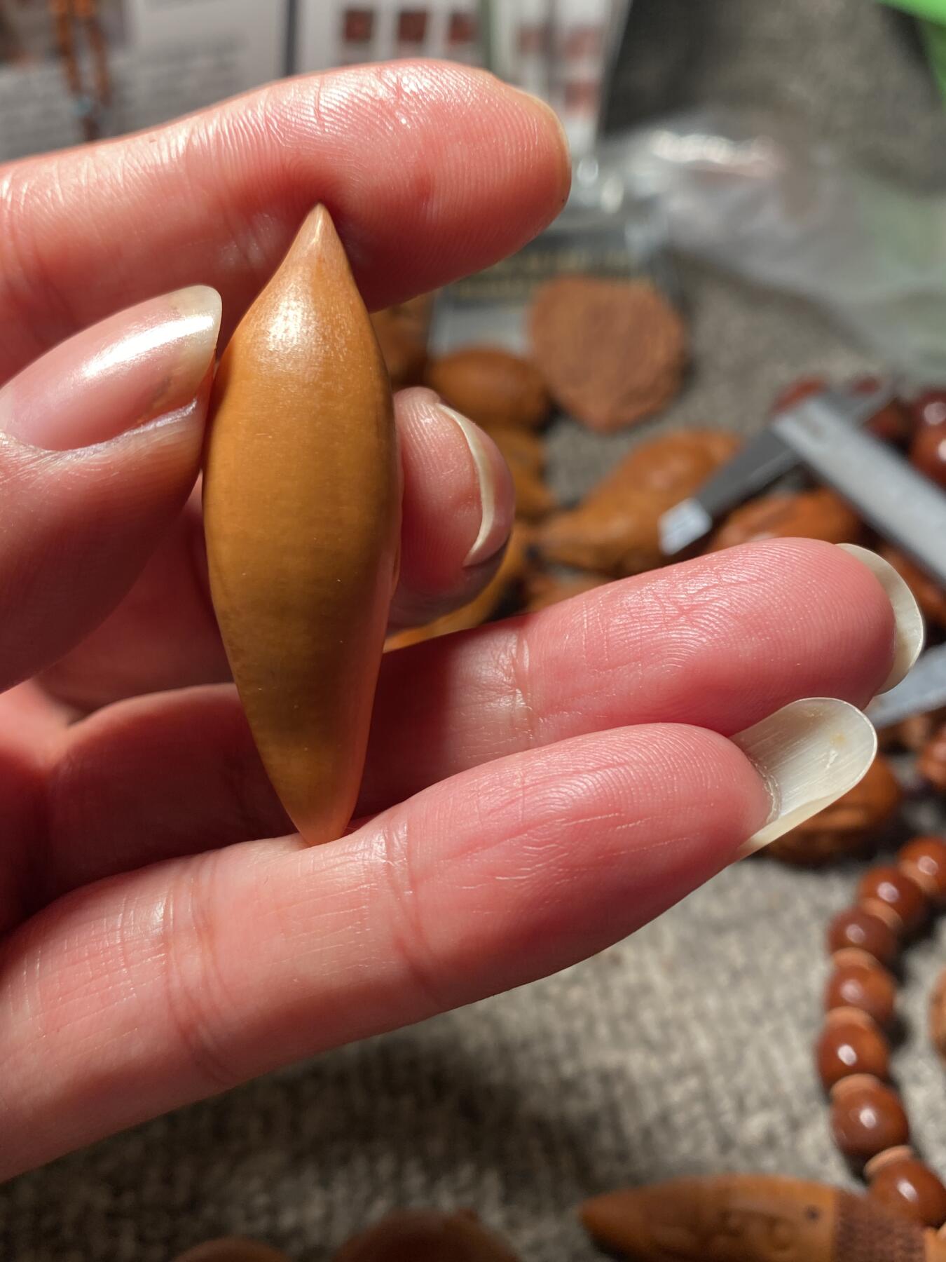 苏工名家王红秋个人作品展示 福利苏工核雕，纯手工雕刻，老苏工柳叶佛魔一念，个性十足，等待有缘人尺寸1。5x5.0喜欢的来