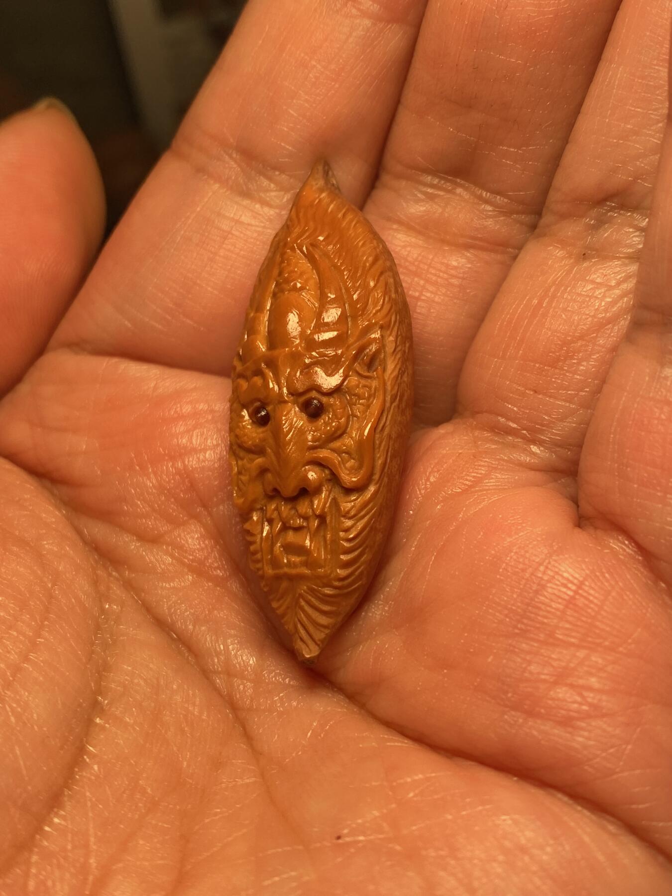 苏工名家王红秋个人作品展示 苏工核雕纯手工雕刻，超长二花瑞龙单籽，个性十足，市场无同款，尺寸1。7x4.88喜欢的来