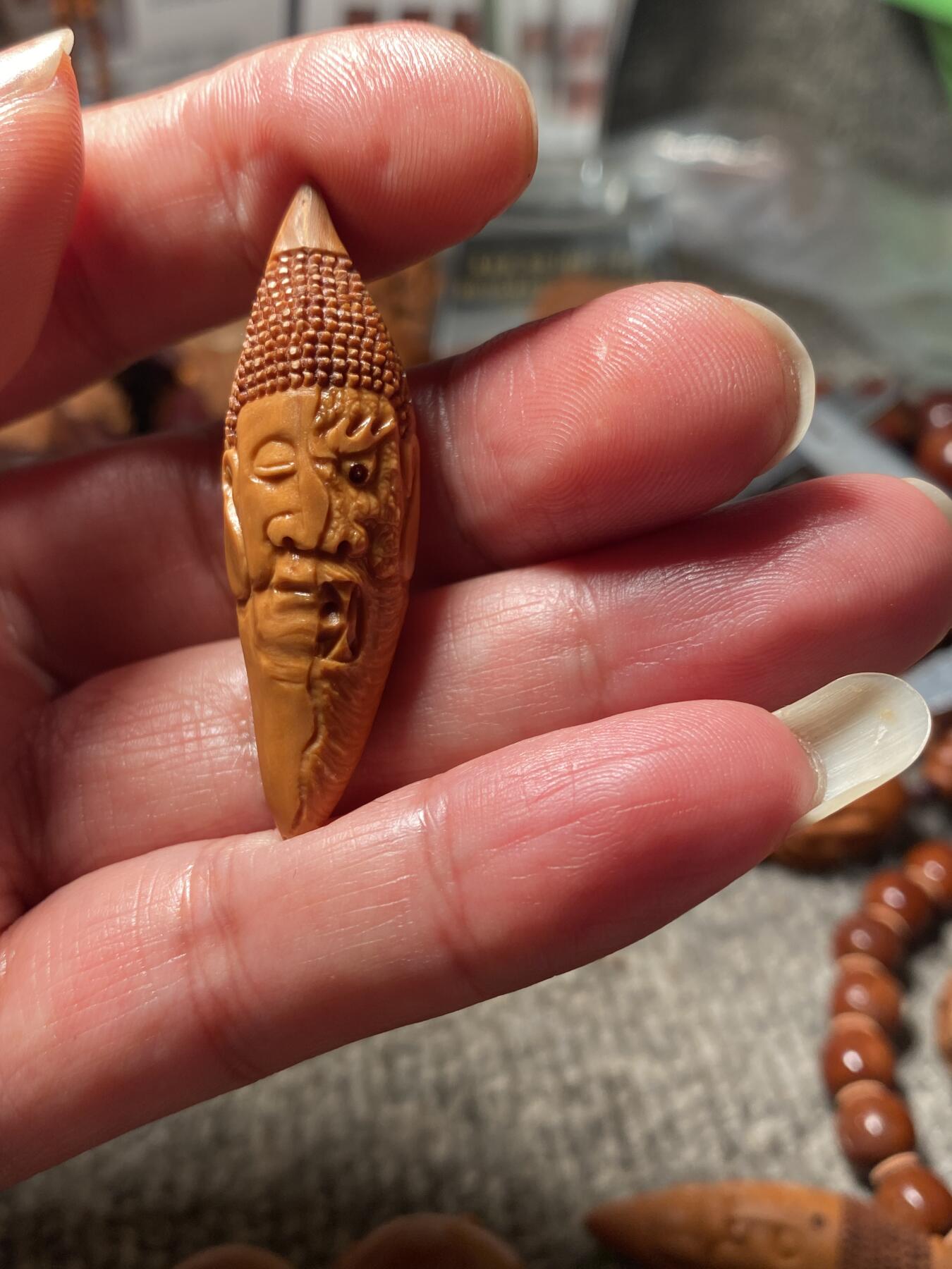 苏工名家王红秋个人作品展示 福利苏工核雕，纯手工雕刻，老苏工柳叶佛魔一念，个性十足，等待有缘人尺寸1。5x5.0喜欢的来