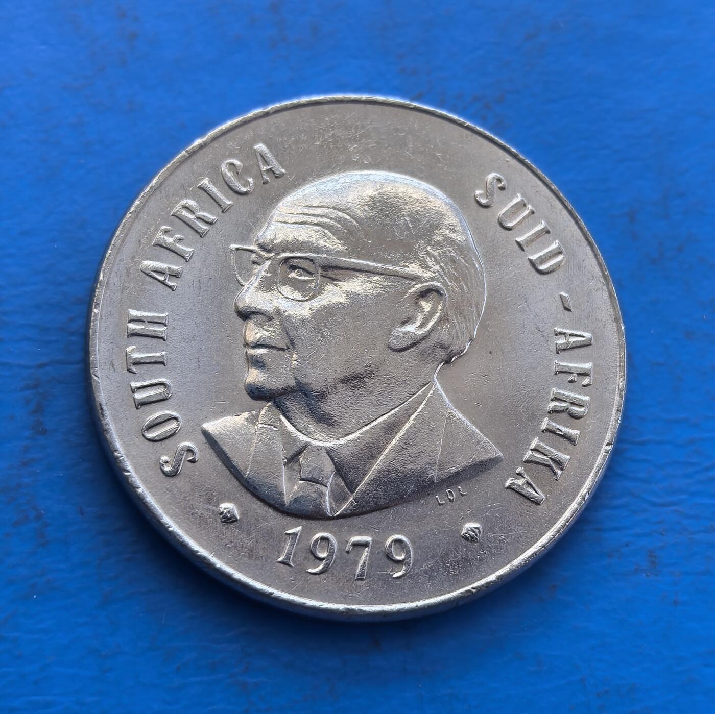 外国优质银币非洲美洲币，周六九点倒数截拍，满百包邮，持续收拍 南非1979 年 50 分币，正面绘鹤望兰等本土花卉，背面印人物像 + 国名，银质币融南非植物特色与时代人物元素，兼具地域自然标识与历史收藏价值。
