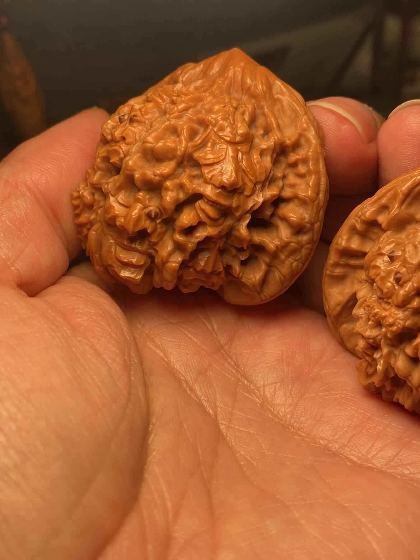 苏工名家王红秋个人作品展示 福利苏工核雕，纯手工核桃雕刻十八罗汉尊者一对个性十足，四面满工，等待有缘人，市场无同款，尺寸5。05喜欢的来