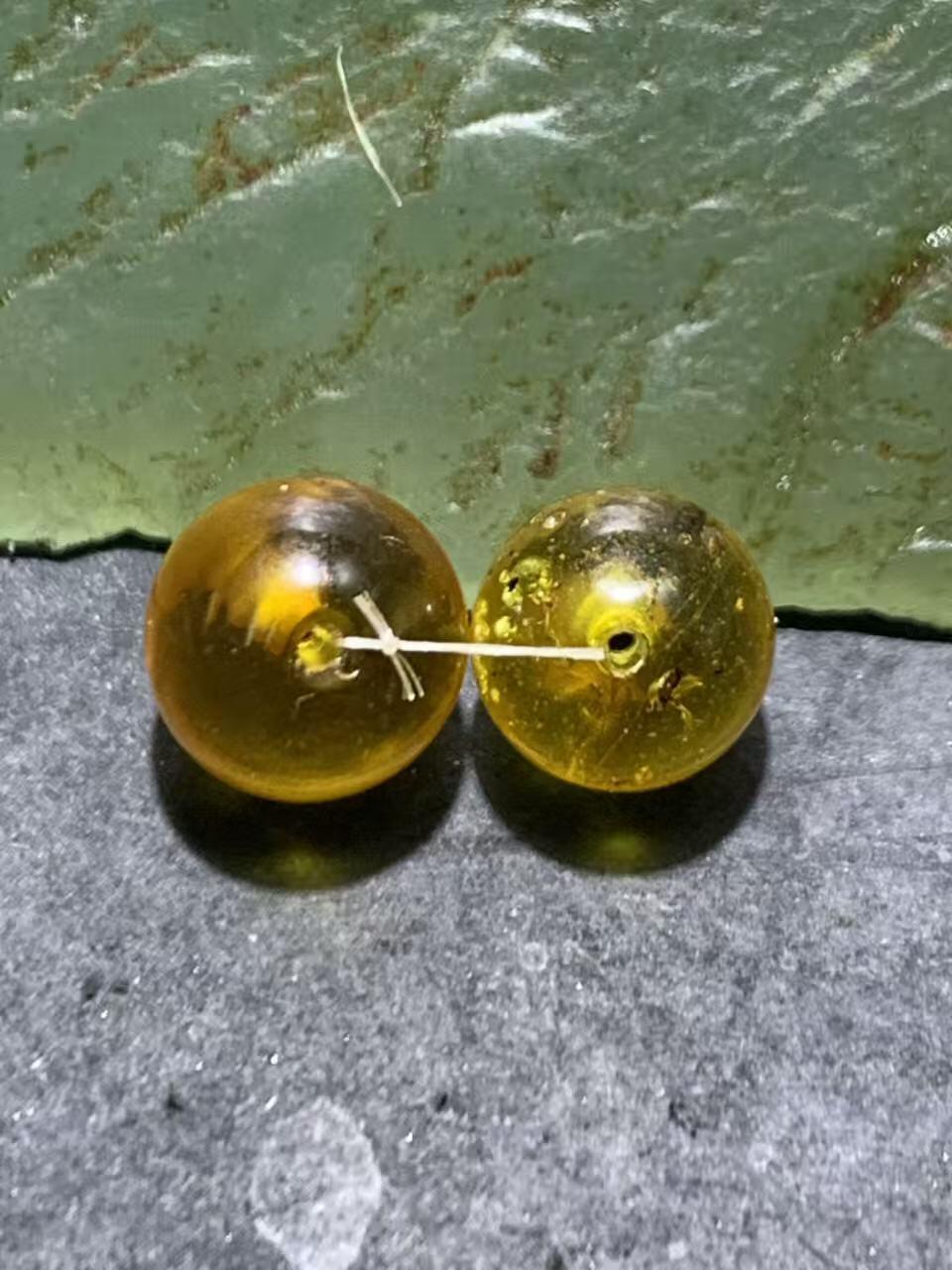 天然金珀通货圆珠一对，