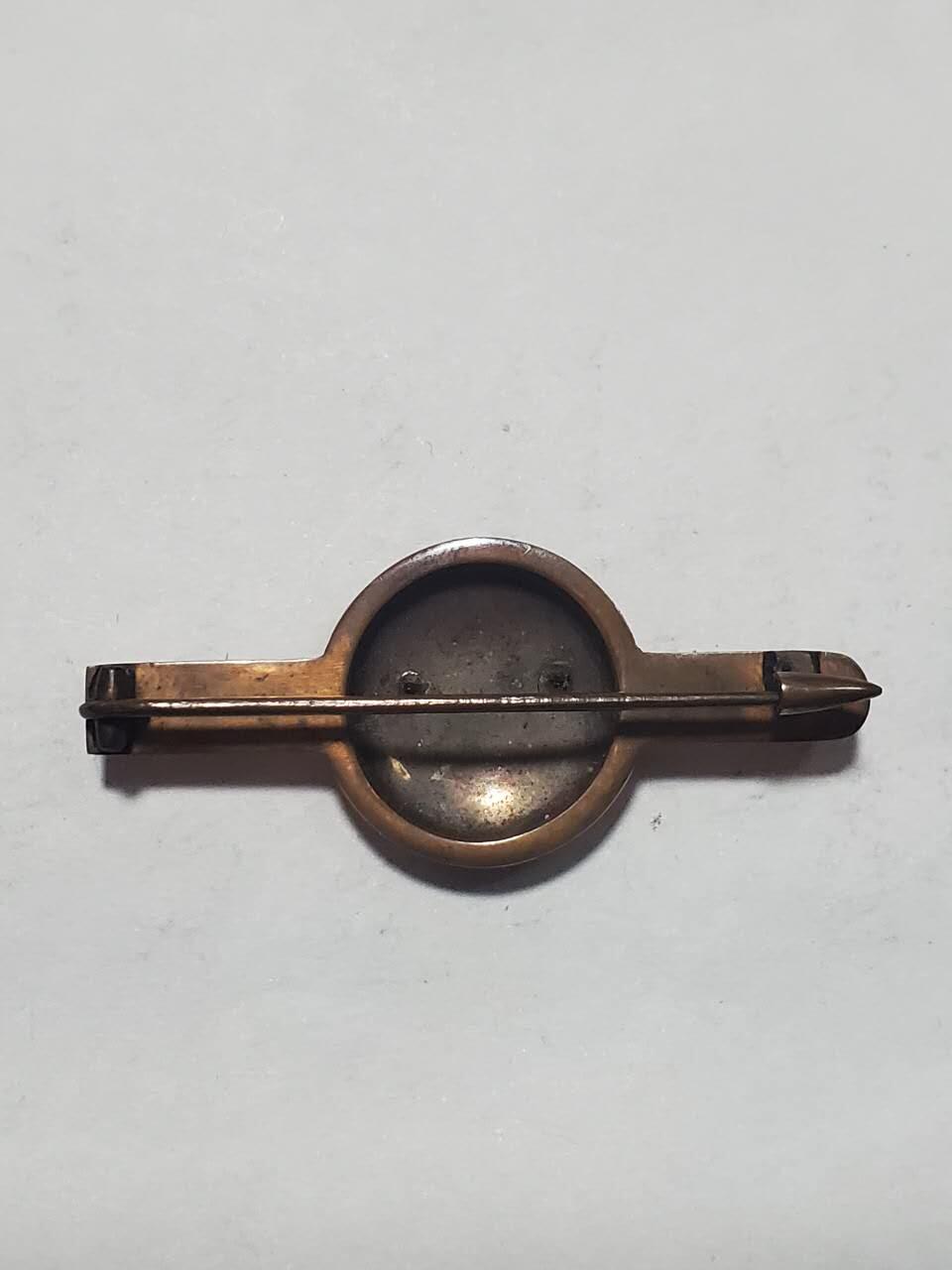 韵星假日拍卖第三十六期 -- Rimey Holidays Auction 36 泰王国拉玛9世初期（颂堪和其后20年）银制首相办公室证章带原盒 颁发给为首相服务的人士 多为高级官员 整体银珐琅 表面标志也为银 后不做生产 高级少见类证章 原盒很难找