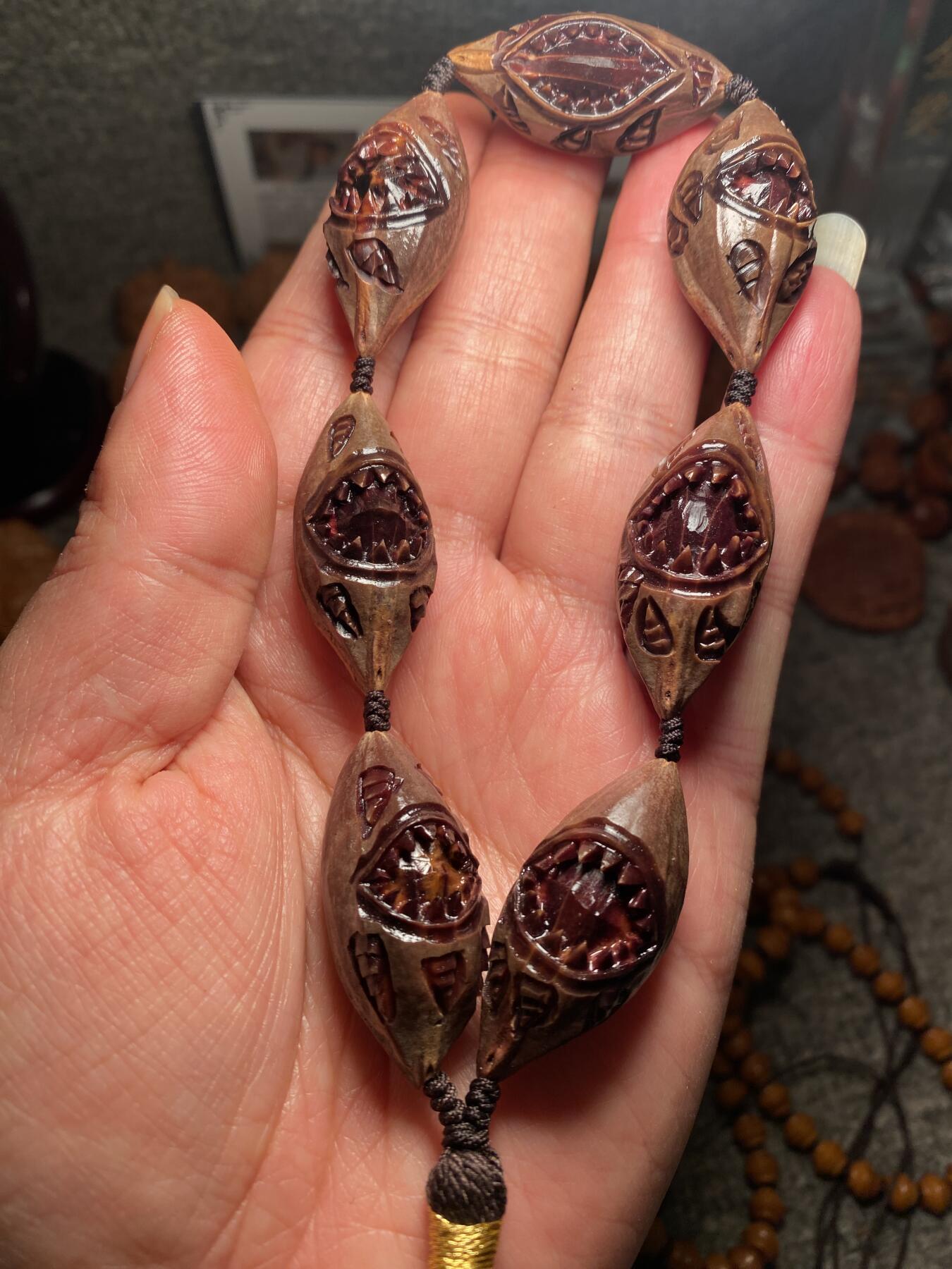 苏工名家王红秋个人作品展示 福利老苏工核雕，纯手工雕刻，紫核吞噬手串个性十足，等待有缘人，市场无同款，尺寸1。7x3.7喜欢的来