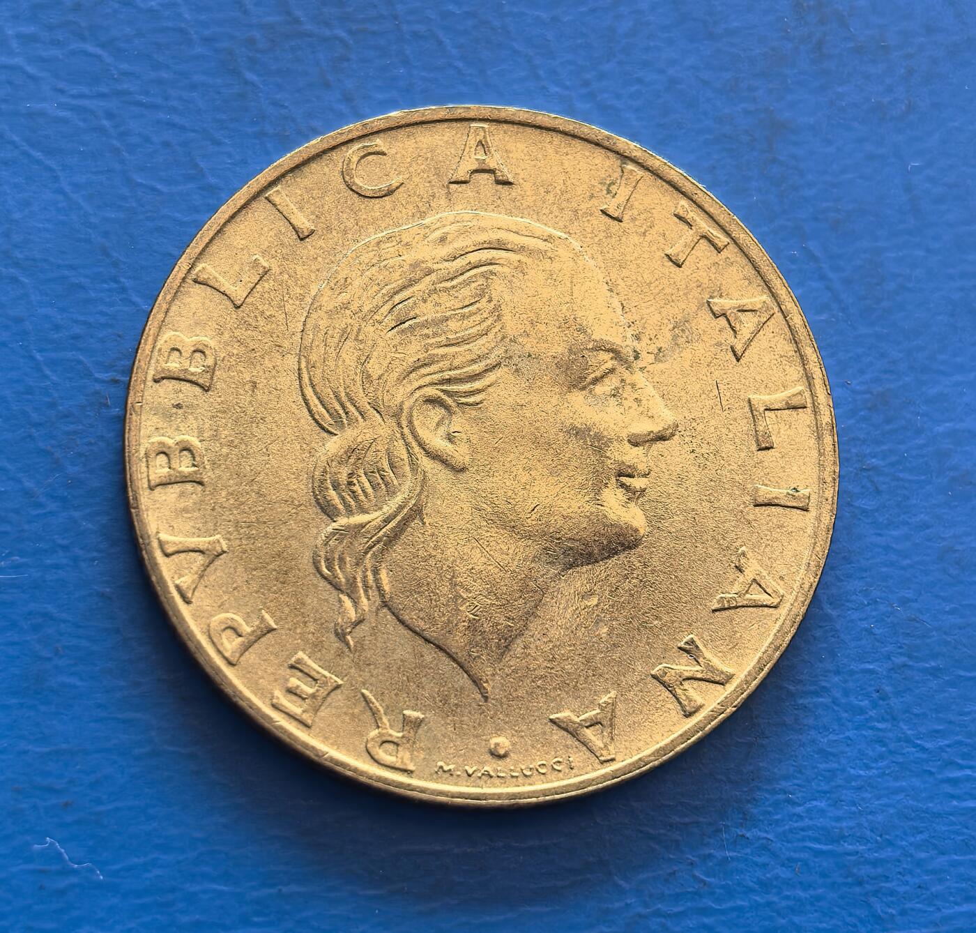 外国优质银币非洲美洲币，周六九点倒数截拍，满百包邮，持续收拍 意大利1992 年热那亚邮展 200 里拉纪念币，正面绘帆船（邮展主题）+“GENOVA92” 标识，背面印意大利女神像，金属币兼具展会纪念与国家符号，收藏主题鲜明。