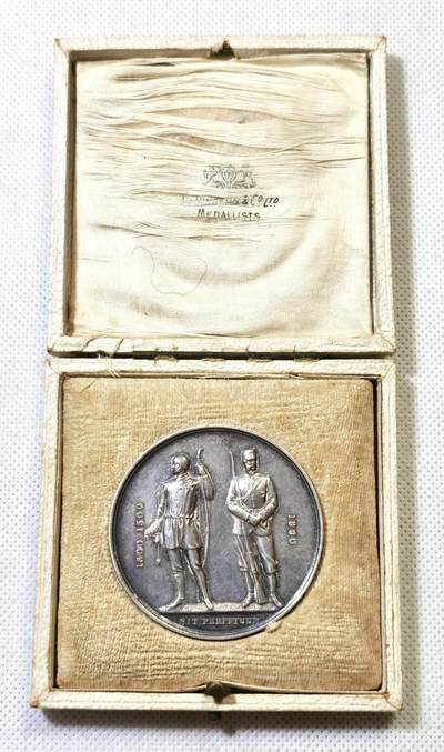 “甄选寰宇 · 臻藏岁华”新年精品场（直播拍卖）-甄臻铺-世界币章拍卖（第47期）送拍享返佣金等优惠多多 - 1902年英国全国步枪协会纪念银章，直径47.8毫米，重45.8克，带原装皮盒。正面刻有“1860”“OOST GOOT”，背面“THE NATIONAL RIFLE ASSOCIATION 1860”，环绕橄榄枝花环，工艺精细，银质，带包浆自然，细节见图