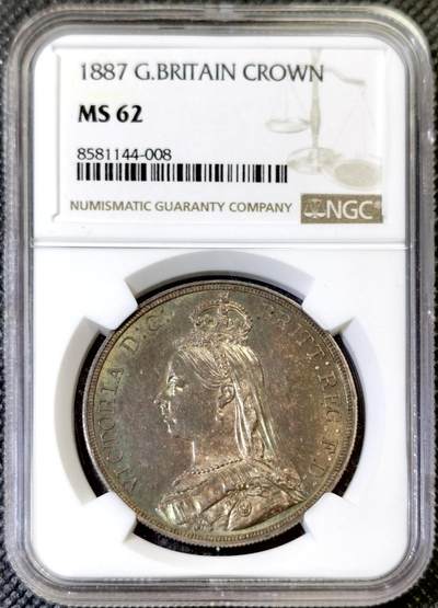 “甄选寰宇 · 臻藏岁华”新年精品场（直播拍卖）-甄臻铺-世界币章拍卖（第47期）送拍享返佣金等优惠多多 - NGC-MS62 英国 1887年维多利亚高冠马剑克朗银币 双面深度五彩兼具丝滑转光 背面深打肌肉分明的圣乔治屠龙在绛红湖蓝交替的绚丽底板上犹如油画 观感远超白币 不可多得的藏品