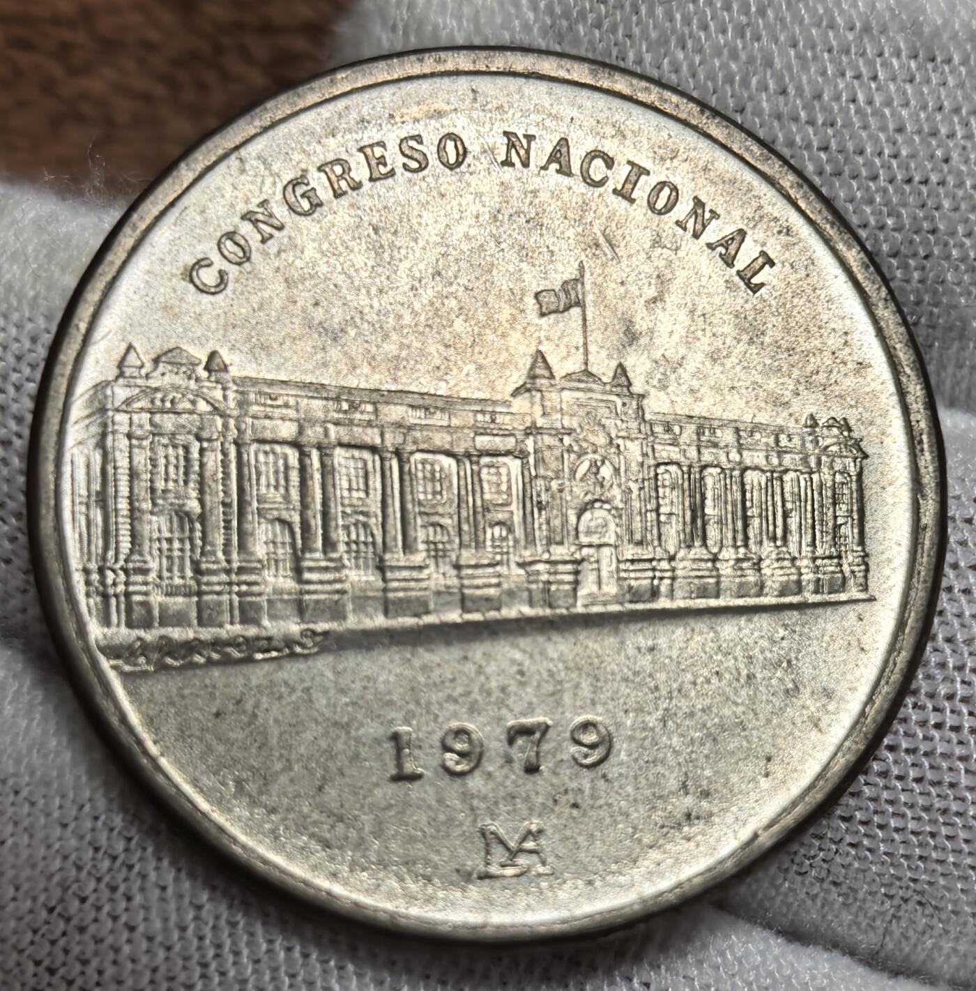 外国优质银币非洲美洲币，周六九点倒数截拍，满百包邮，持续收拍 秘鲁 1979 年 1000 索尔银币，绘国会大厦、国徽，属秘鲁近现代纪念币，存世量有限，兼具国家建筑题材与货币收藏稀缺性。