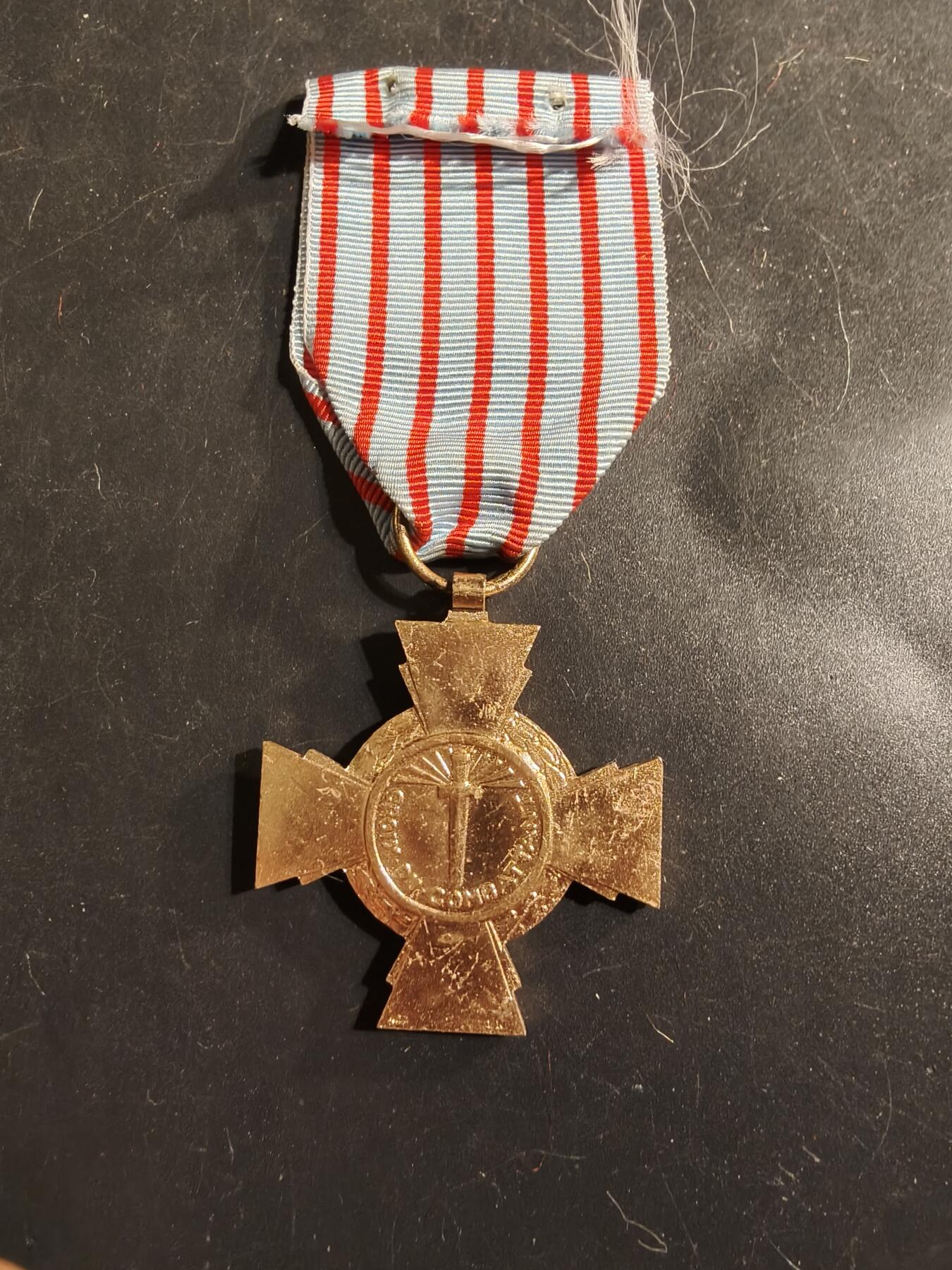 老王徽章第175期 法国战斗十字奖章    镀金版